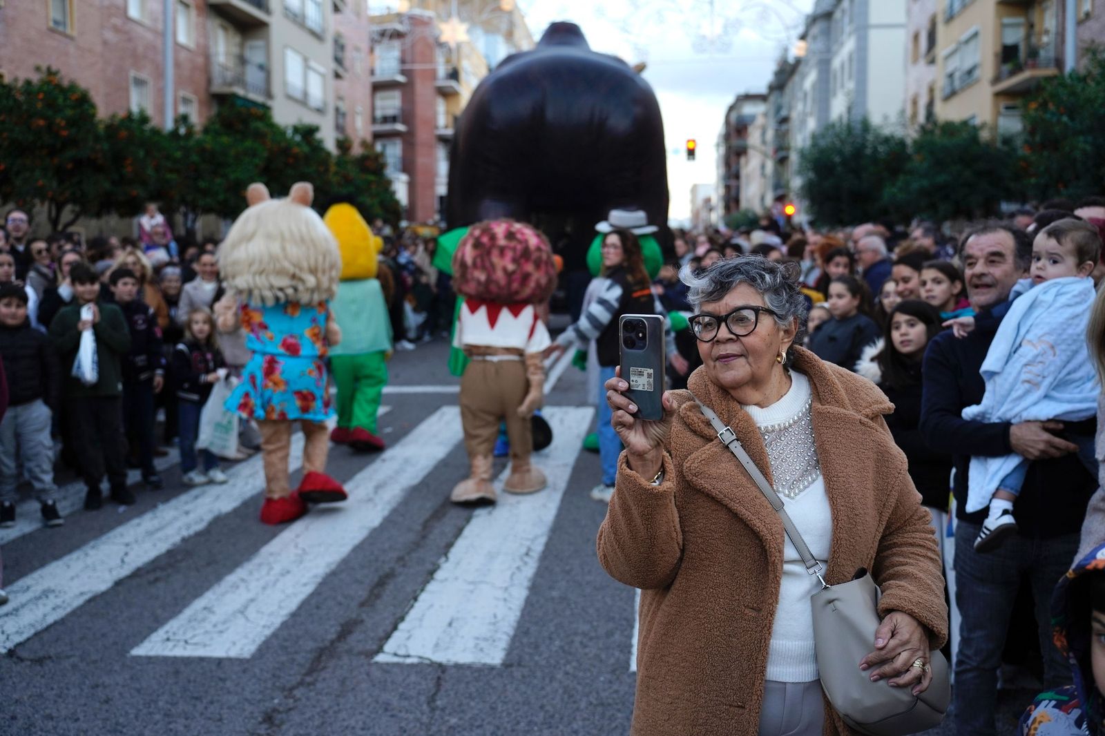 Búscate en las fotos de la cabalgata de Reyes Magos 2026 en Algeciras