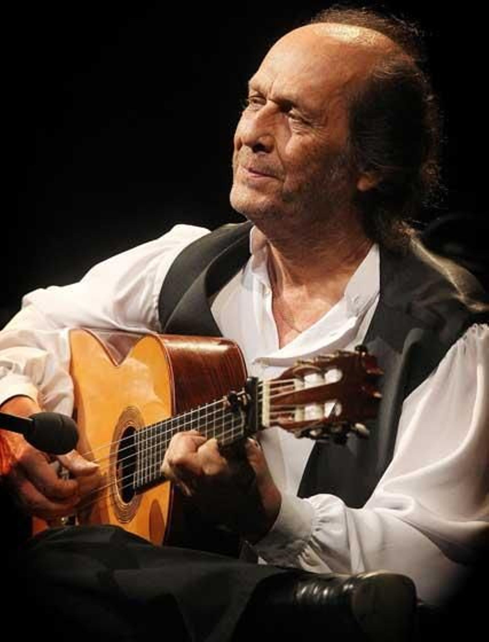 El guitarrista mira al frente, durante una de sus intervenciones.

Foto: Miguel Angel Gonzalez