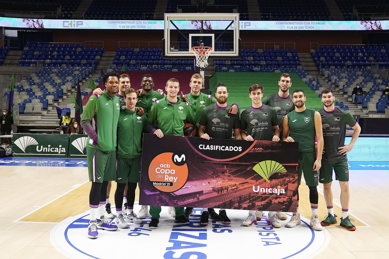 La plantilla del Unicaja posa con el cartel de la Copa del Rey.
