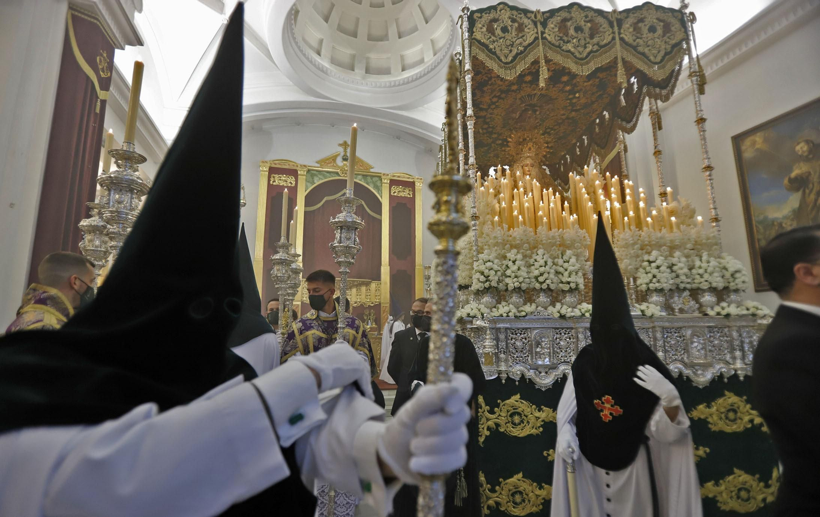 Imágenes de la estación de penitencia de la Hermandad de La Esperanza de Huelva