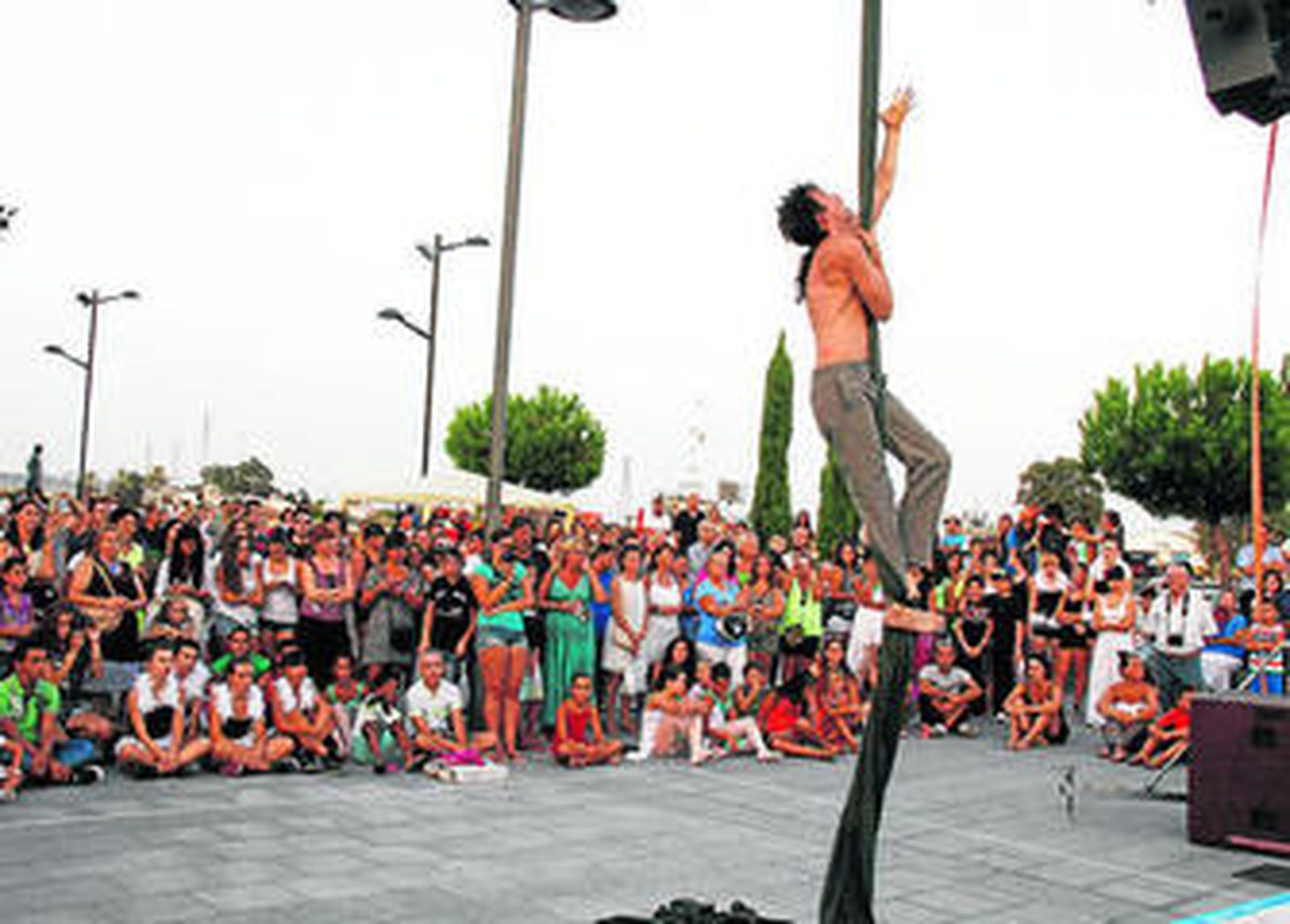 Los asistentes al festival durante una de las actuaciones de 'El Puerto en Movimiento'  en la tarde del viernes.