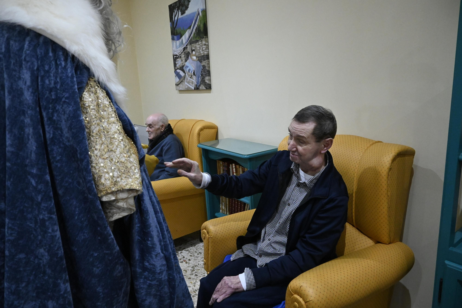 Visita de los Reyes Magos a los ancianos de los asilos de Huelva, en imágenes