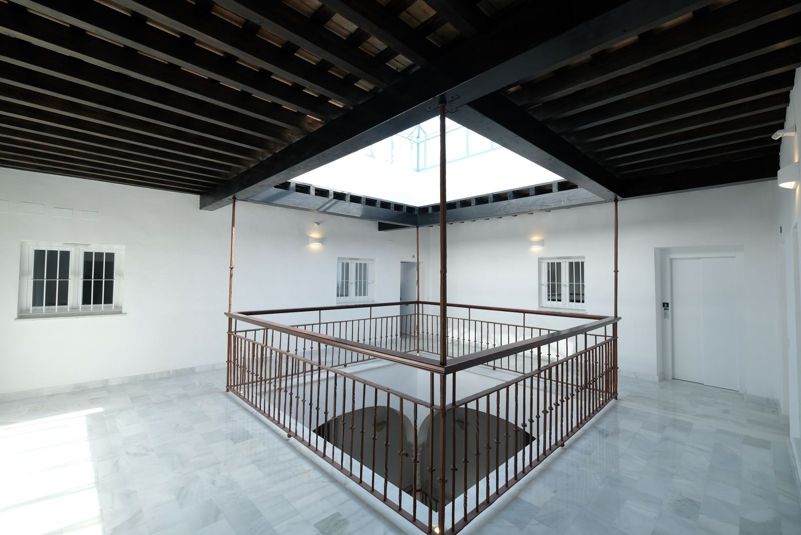 Patio de la renovada finca de Santa María 10