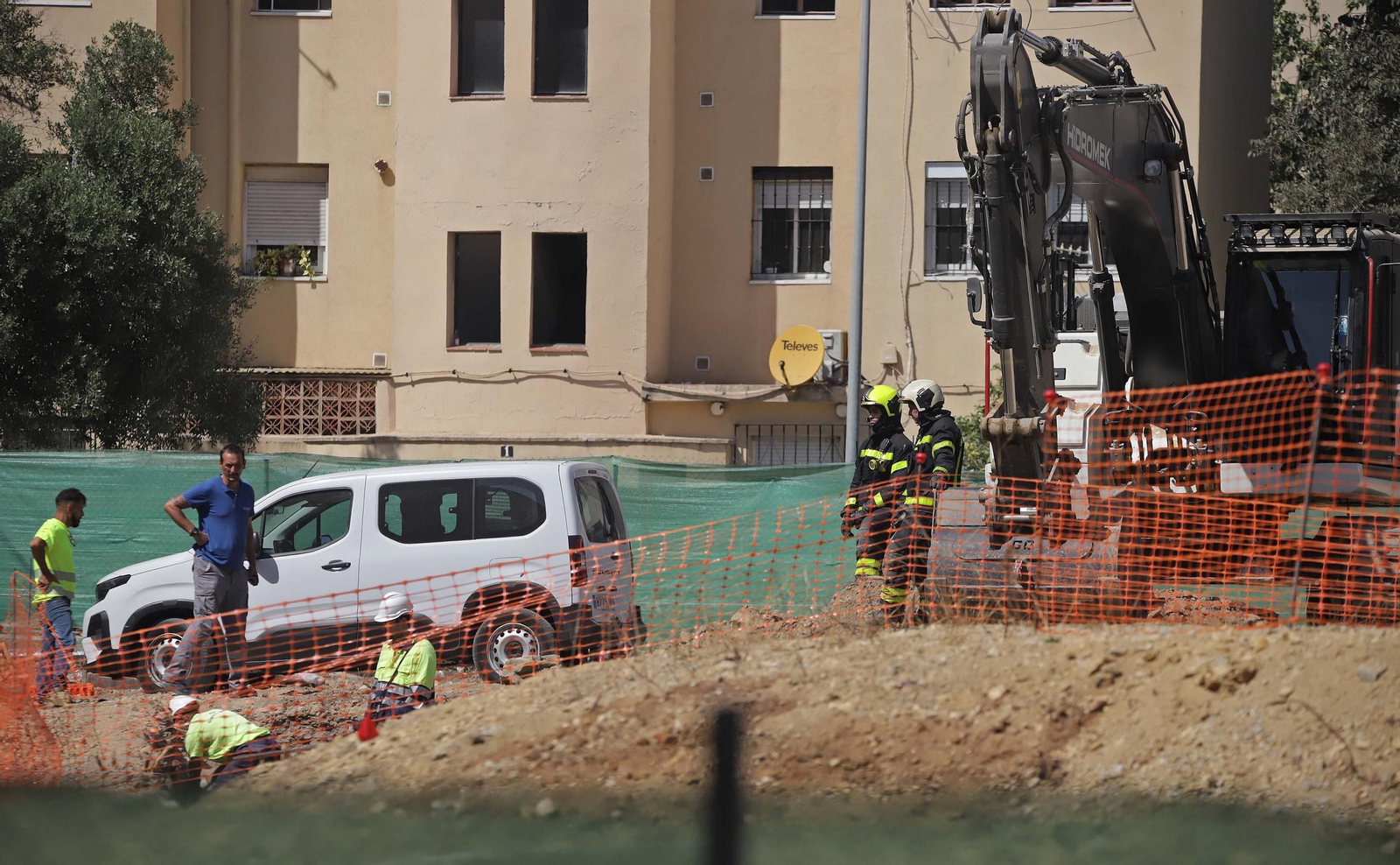 Fotos del escape de gas natural provocado por la rotura de una tubería en las obras anexas al hotel AC en Algeciras