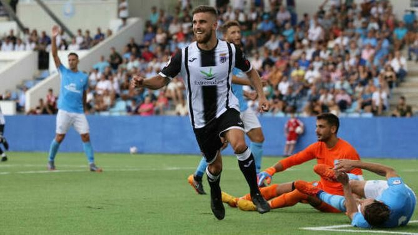 Francis Ferrón celebra un tanto con el Badajoz
