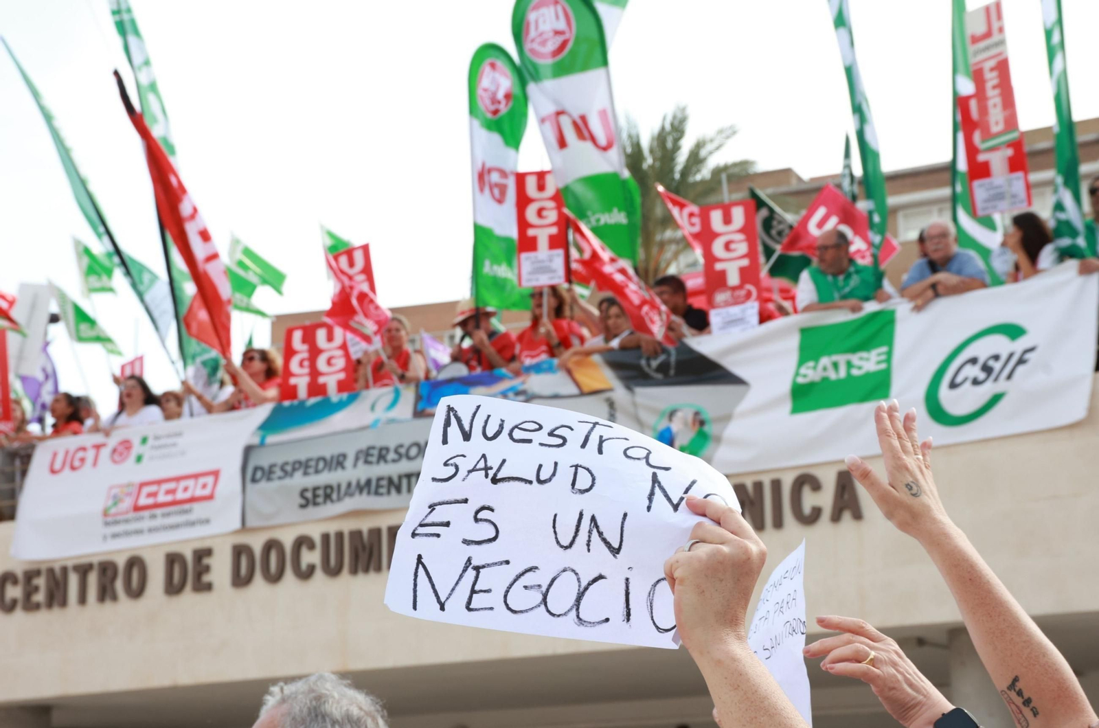 Una protesta  sanitaria  en la puerta del Hospital Virgen del Rocío de Sevilla.