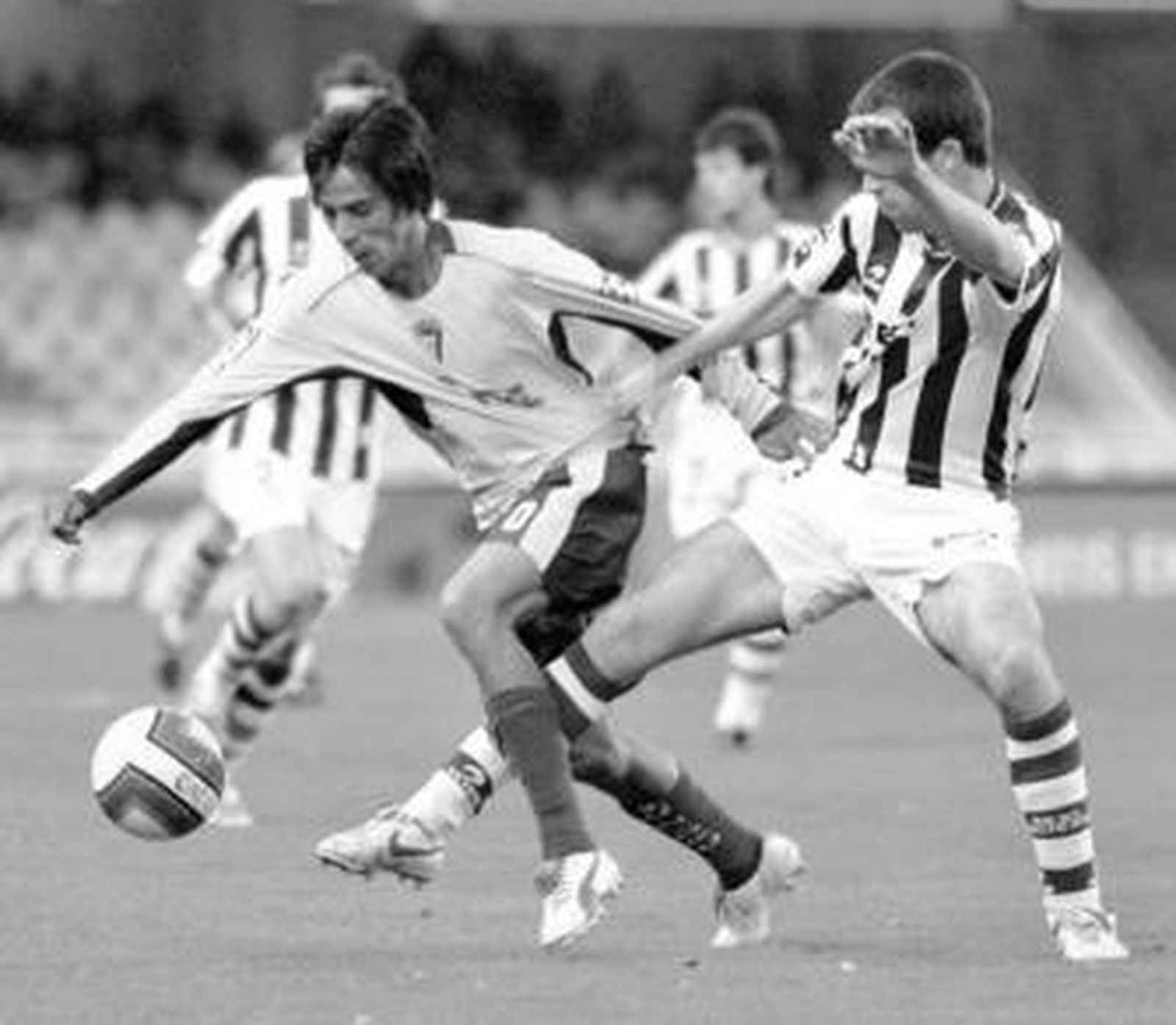 Lucas Lobos trata de escapar de la vigilancia de un jugador de la Real Sociedad.