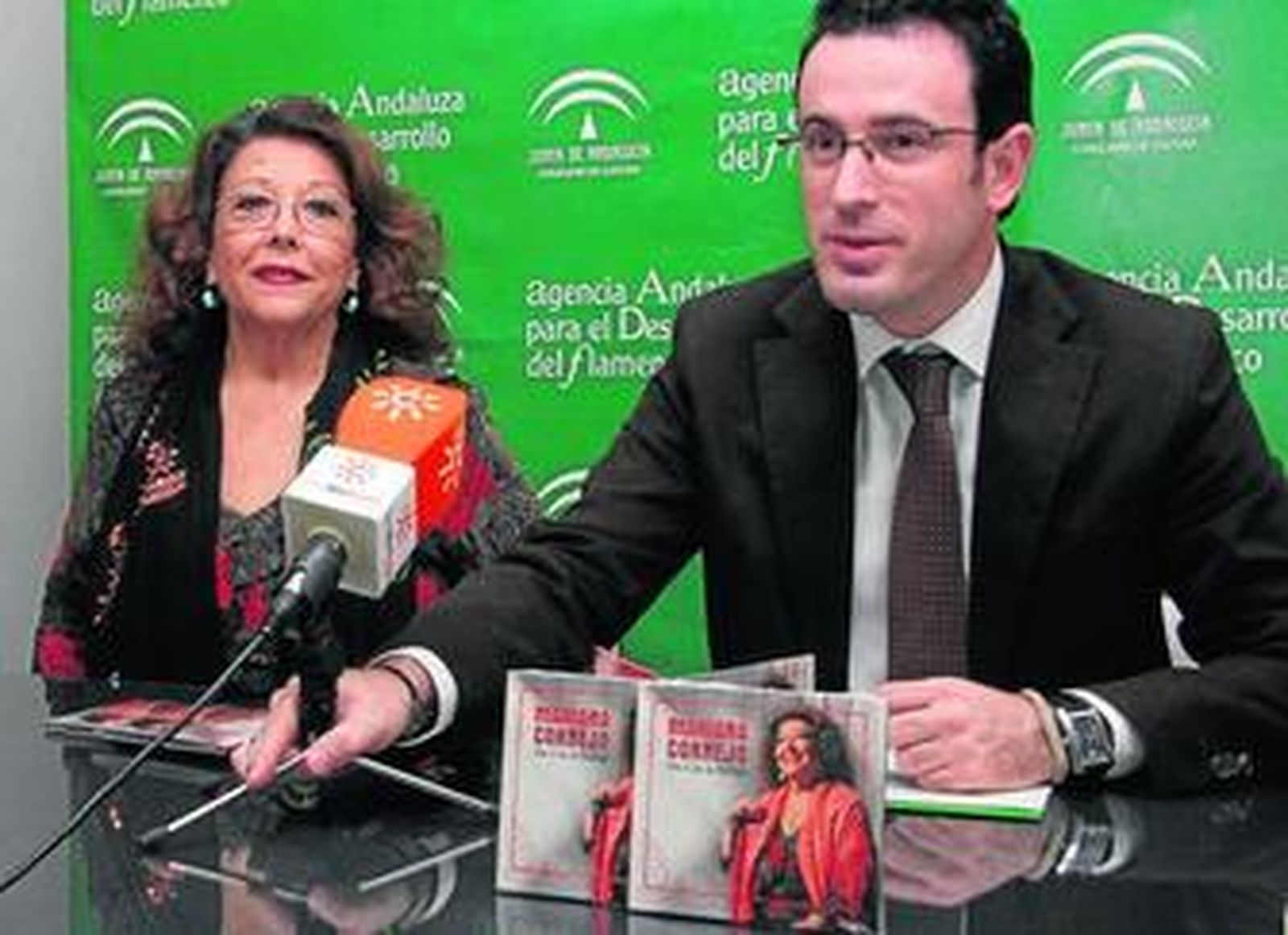 La cantaora Mariana Cornejo, ayer junto a Francisco Perujo en la presentación de su último disco en Sevilla.