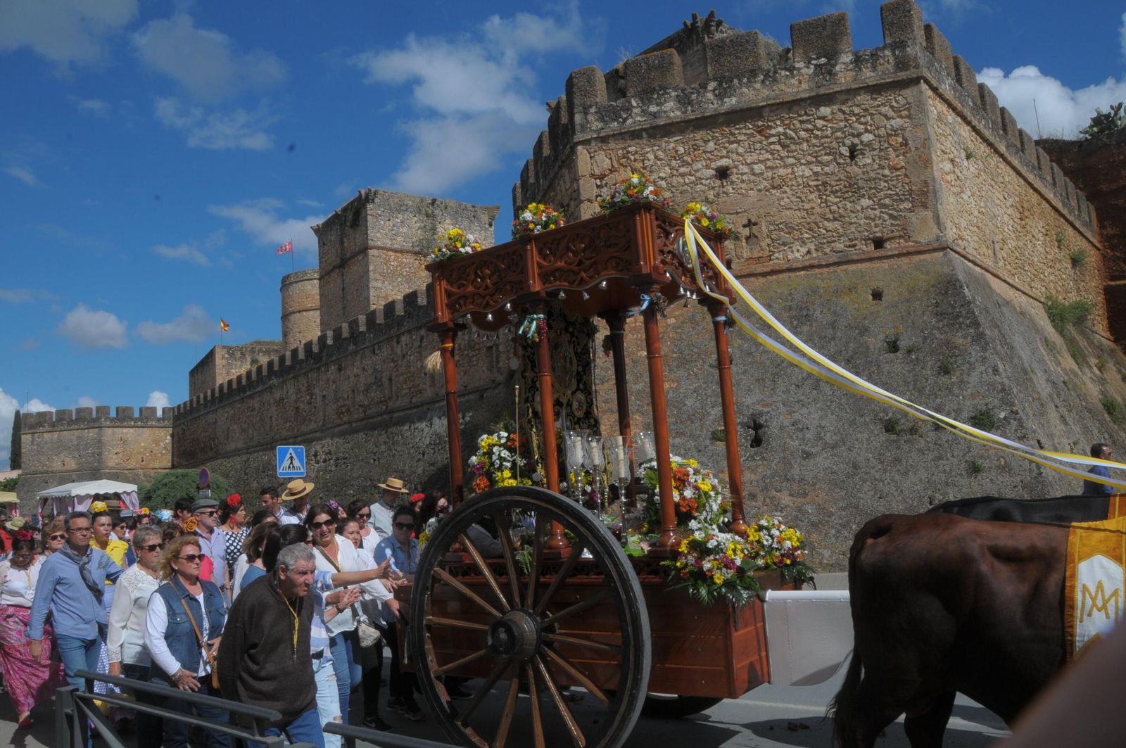 Romeros acompañan a la carreta del Simpecado
