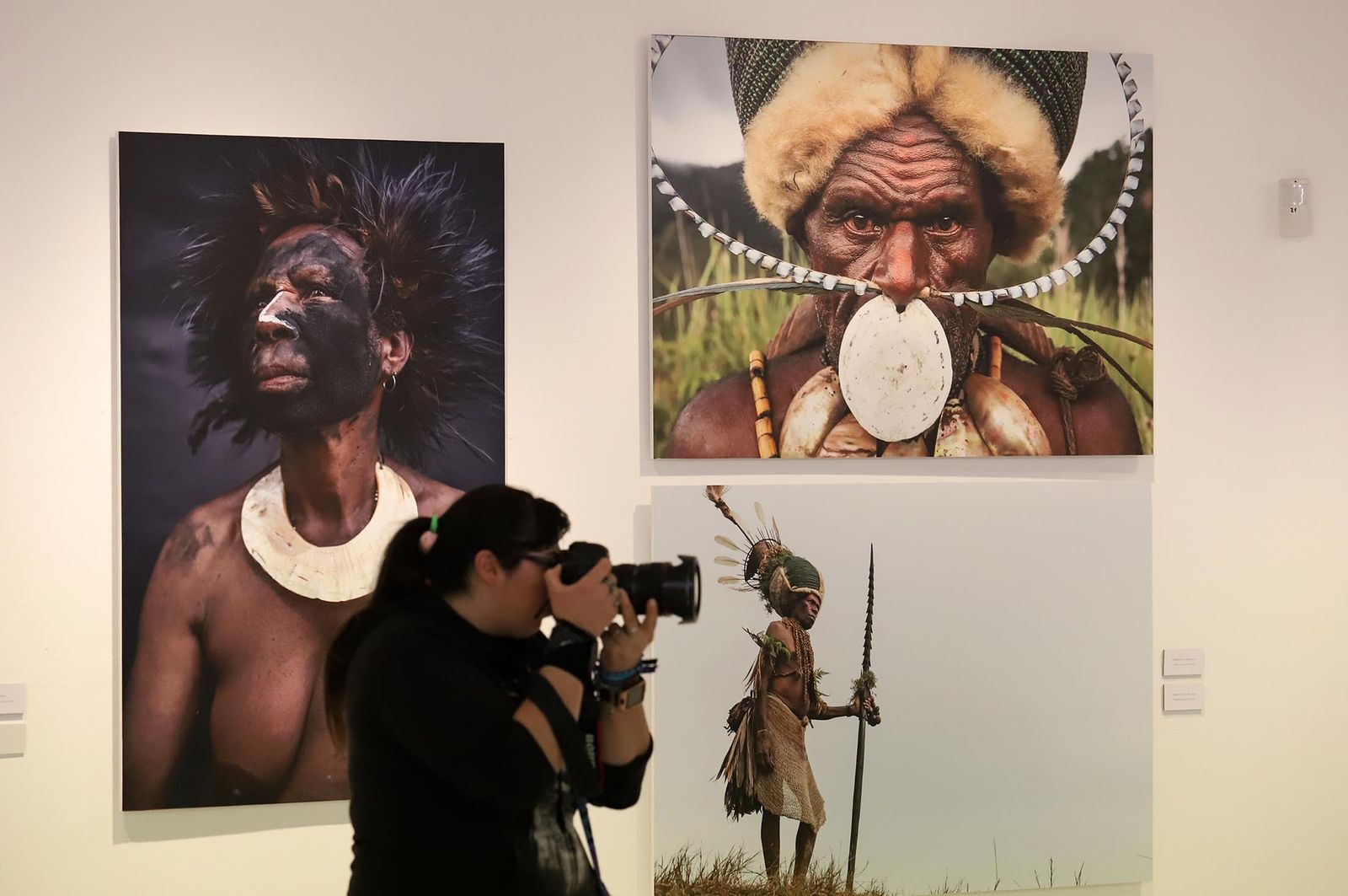 Imágenes de la exposición de Latitudes "Confines, más allá de la globalización" de Eduardo Lostal