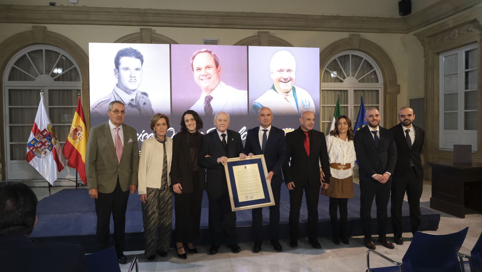 Las fotografías de la entrega del Escudo de Oro de la Provincia al Doctor Francisco Ortega Viñolo