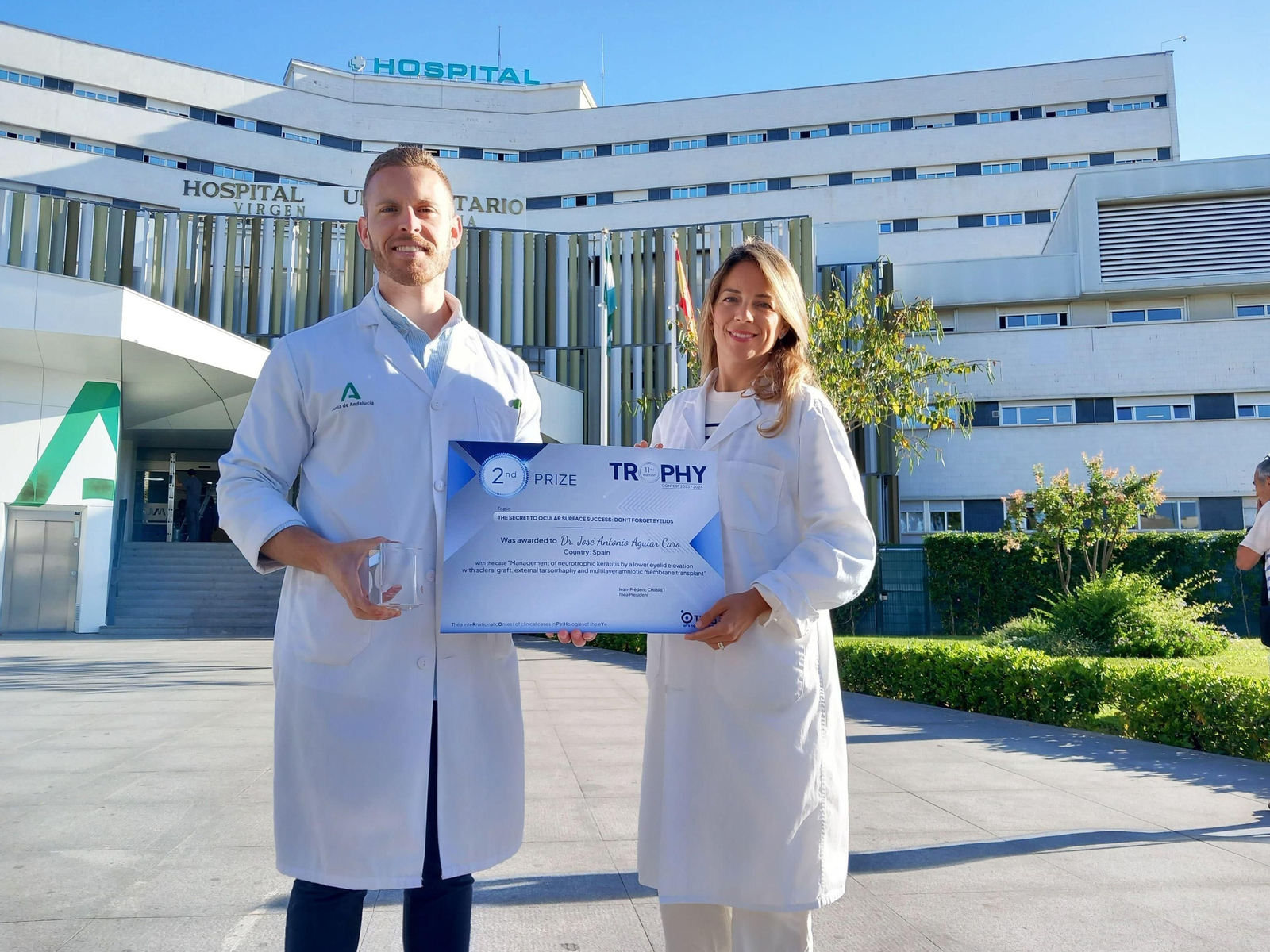 José Antonio Aguiar junto a su mentor María Gessa, frente al hospital Macarena.