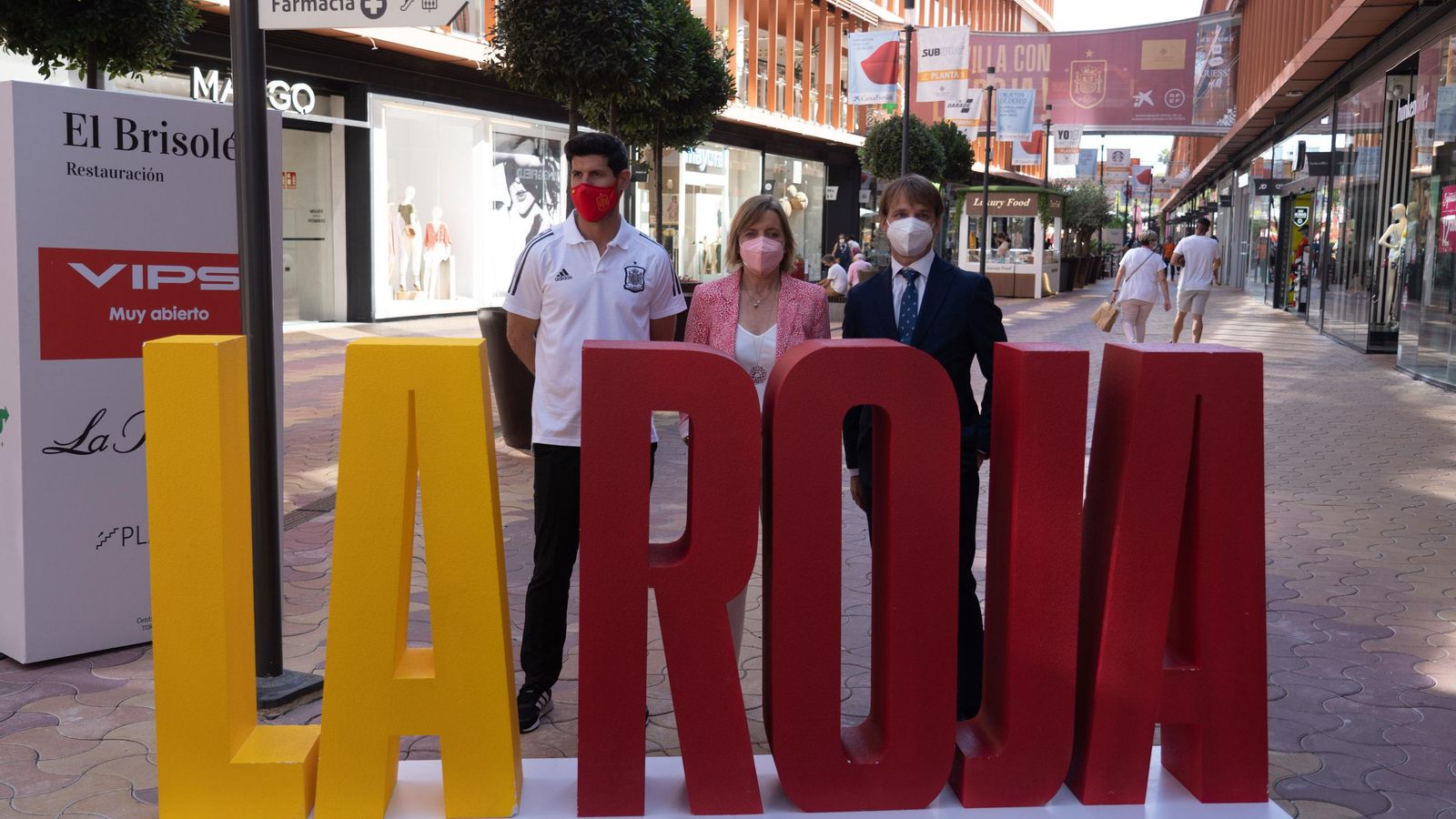 El homenaje a La Roja está presente en el centro comercial Torre Sevilla.