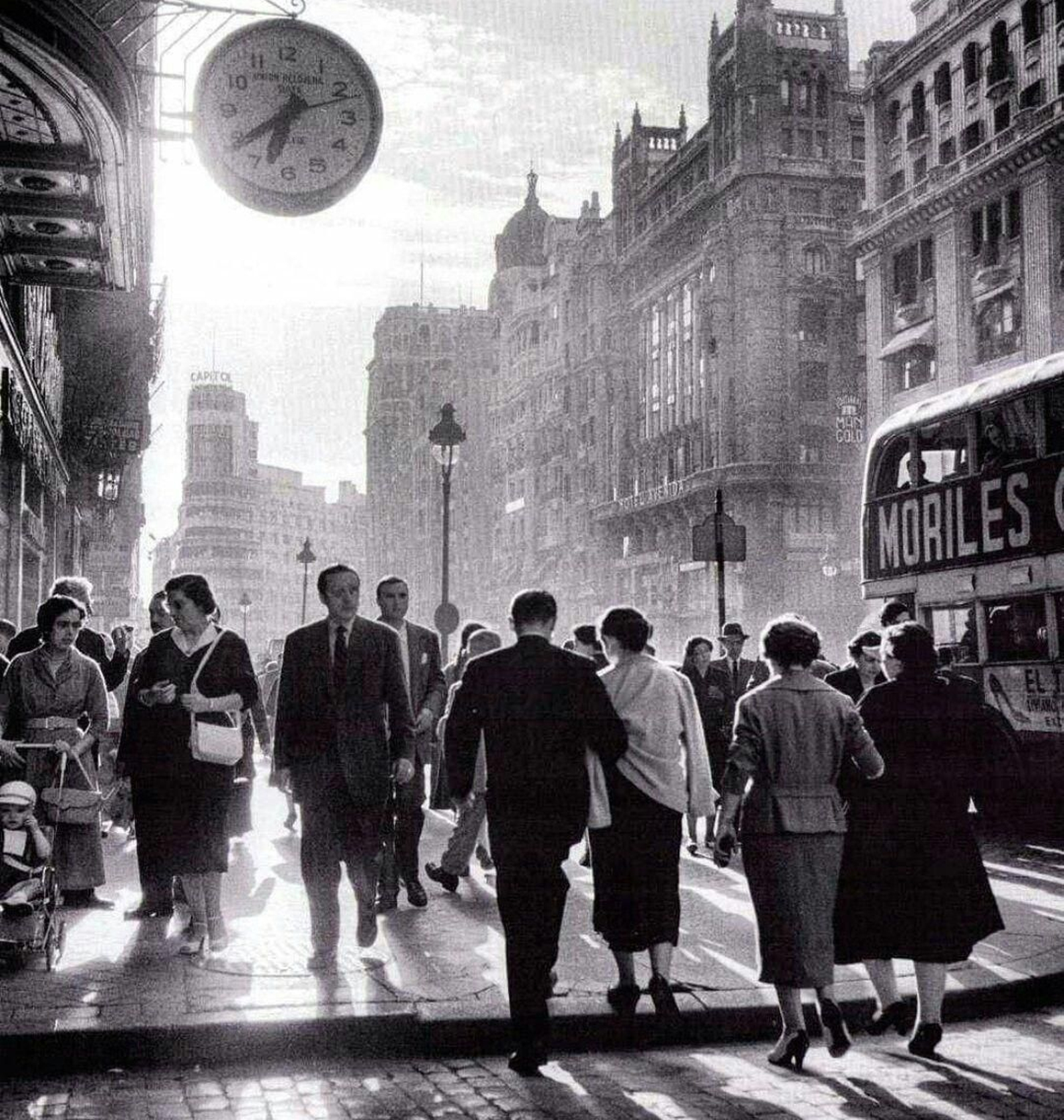 Un autobús atraviesa la Gran Vía de Madrid en los años 50 con un rótulo de Moriles. Un autobús atraviesa la Gran Vía de Madrid en los años 50 con un rótulo de Moriles.