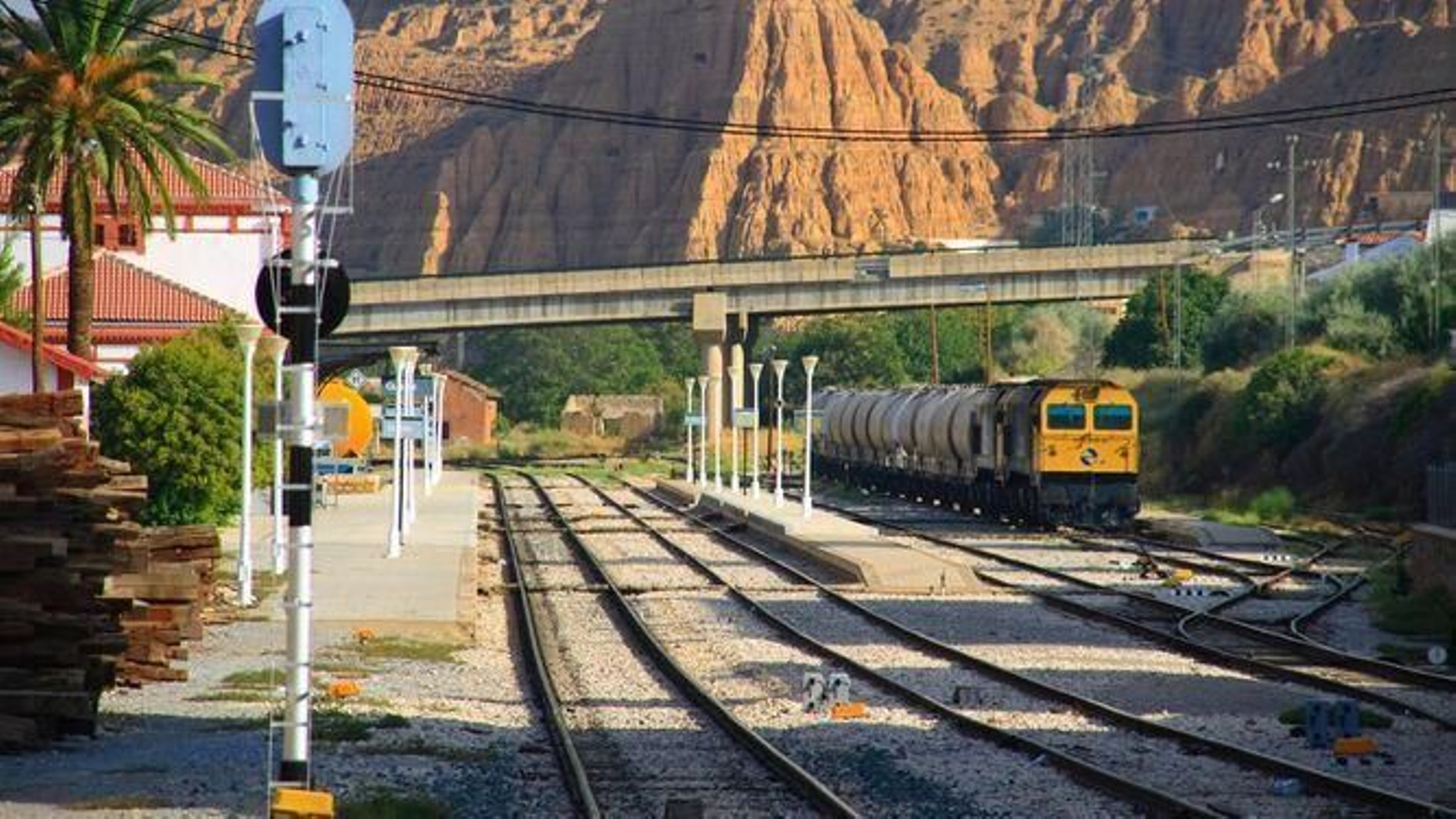 Paisaje de cárcavas en la estación de Guadix, en la línea Granada-Almería