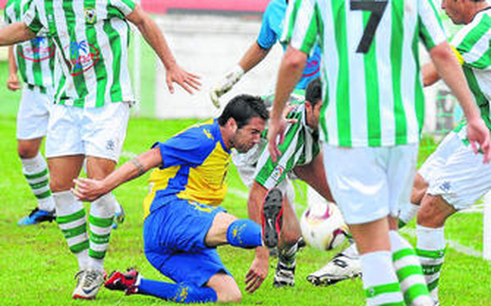 Barrancos, rodeado de contrarios en el partido contra el Villanueva Promesas, el único en el que participó.