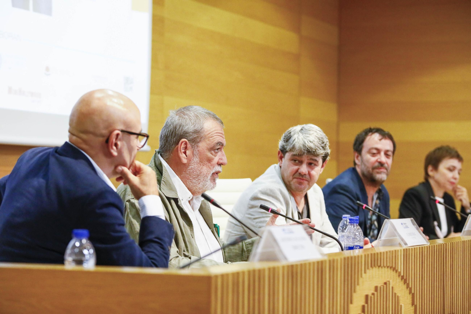 Carmen Mola presenta su libro "El clan" en la Casa de las mariposas de Almería, en imágenes