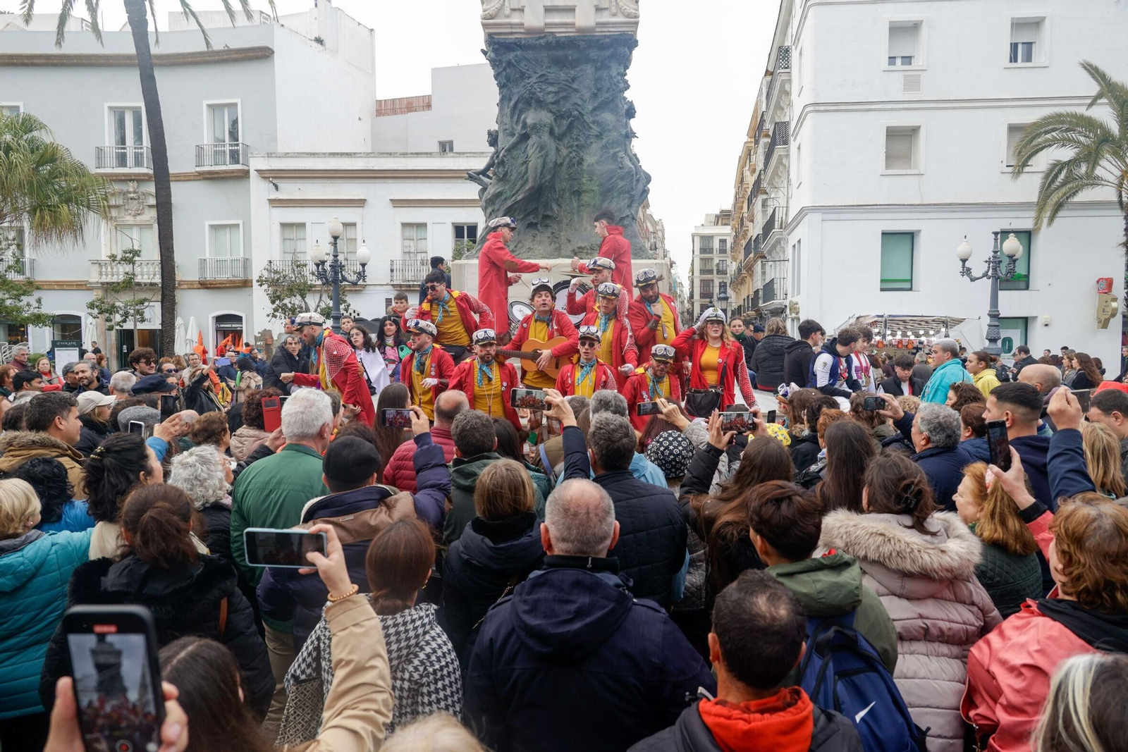 Las imágenes de un domingo de Carnaval en Cádiz pasado por agua