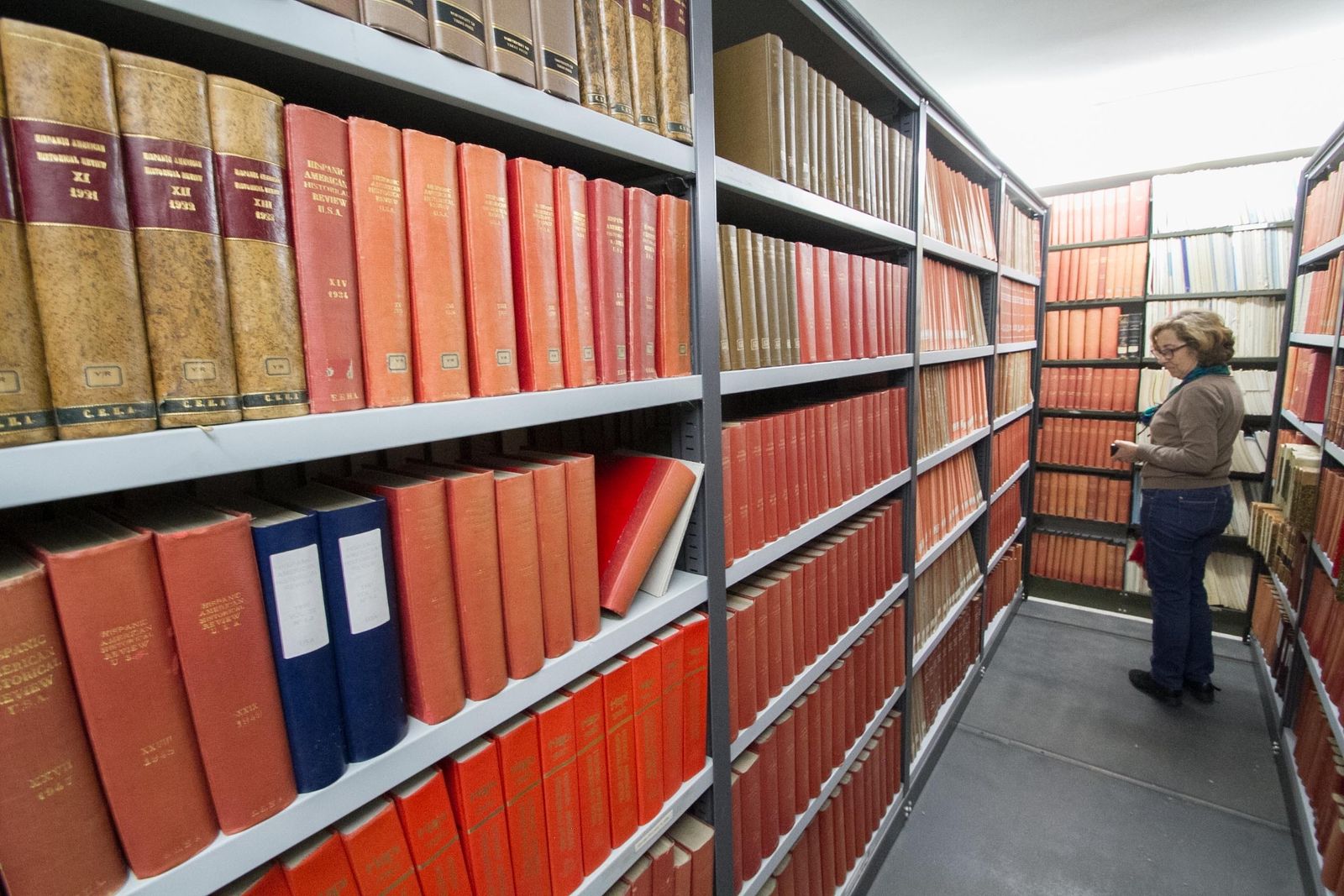 La Biblioteca de la Escuela de Estudios Hispanoamericanos cuenta con unos 84.000 títulos y 100.000 volúmenes, además de 2.660 revistas.