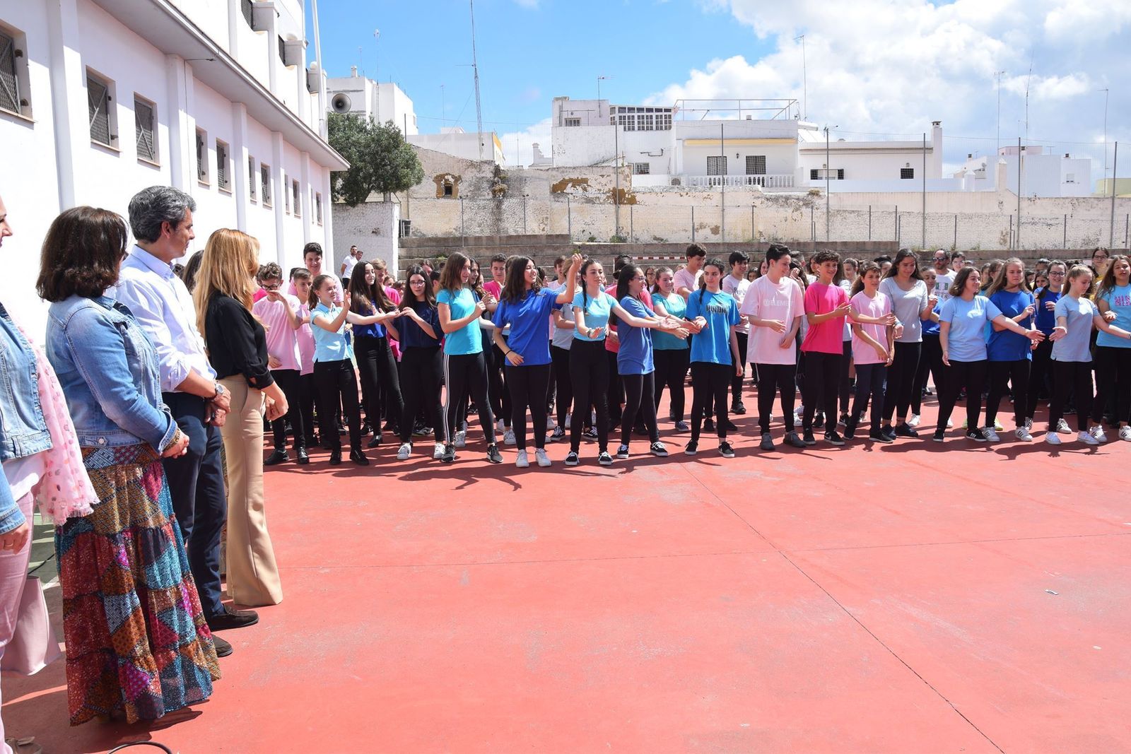 Momento del baile de alumnos de Secundaria del Liceo, ayer en el patio del centro.