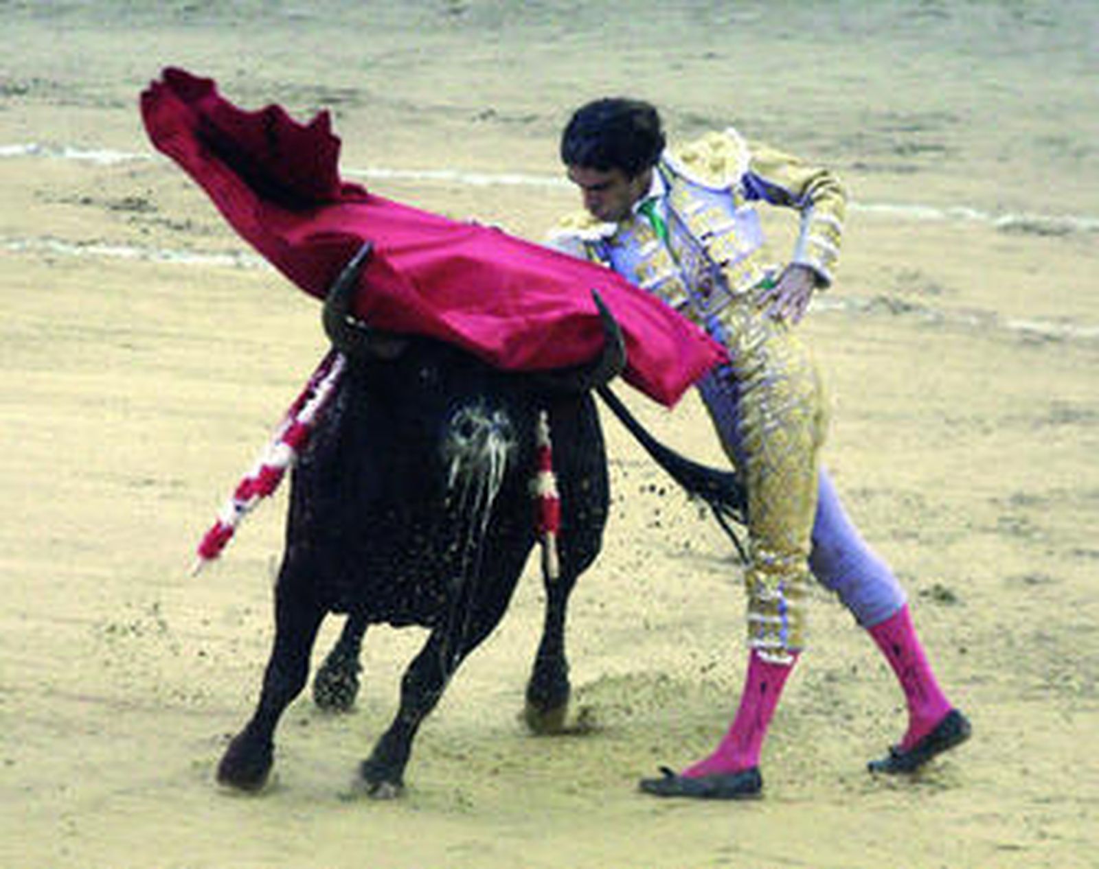 José Tomás, en un pase de pecho a su primer toro en Bogotá.