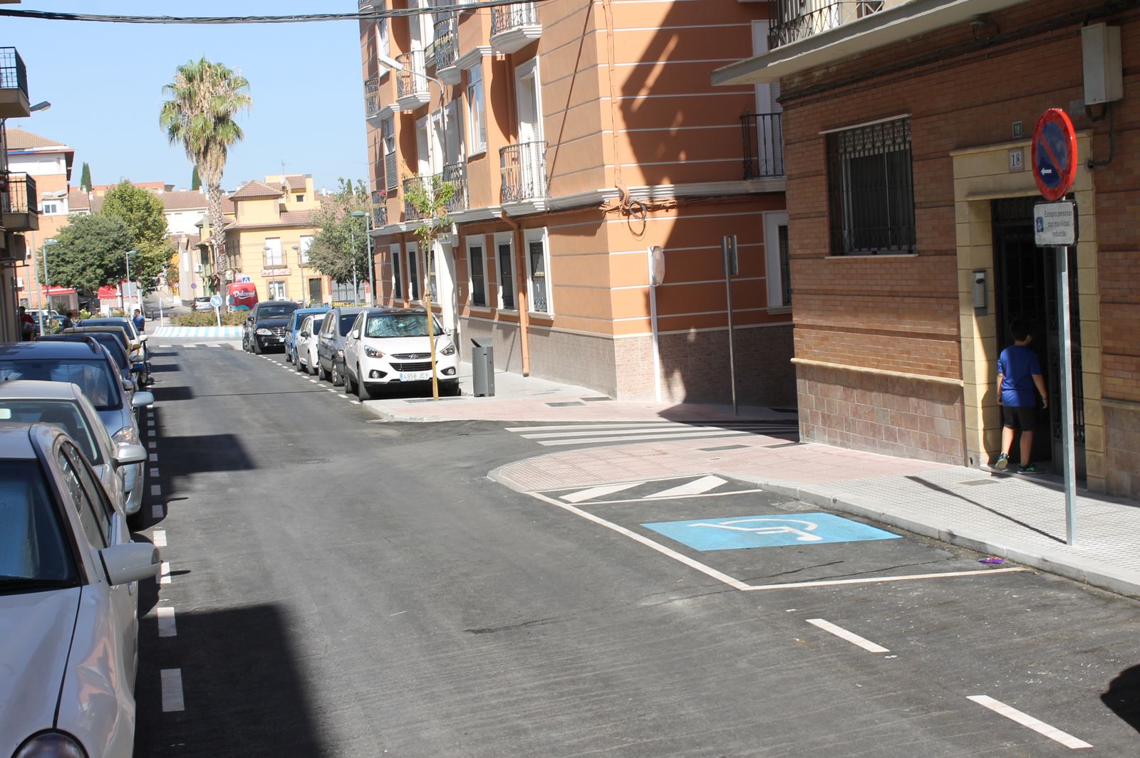 Aspecto actual que presenta la calle Baena de Lucena tras las obras.