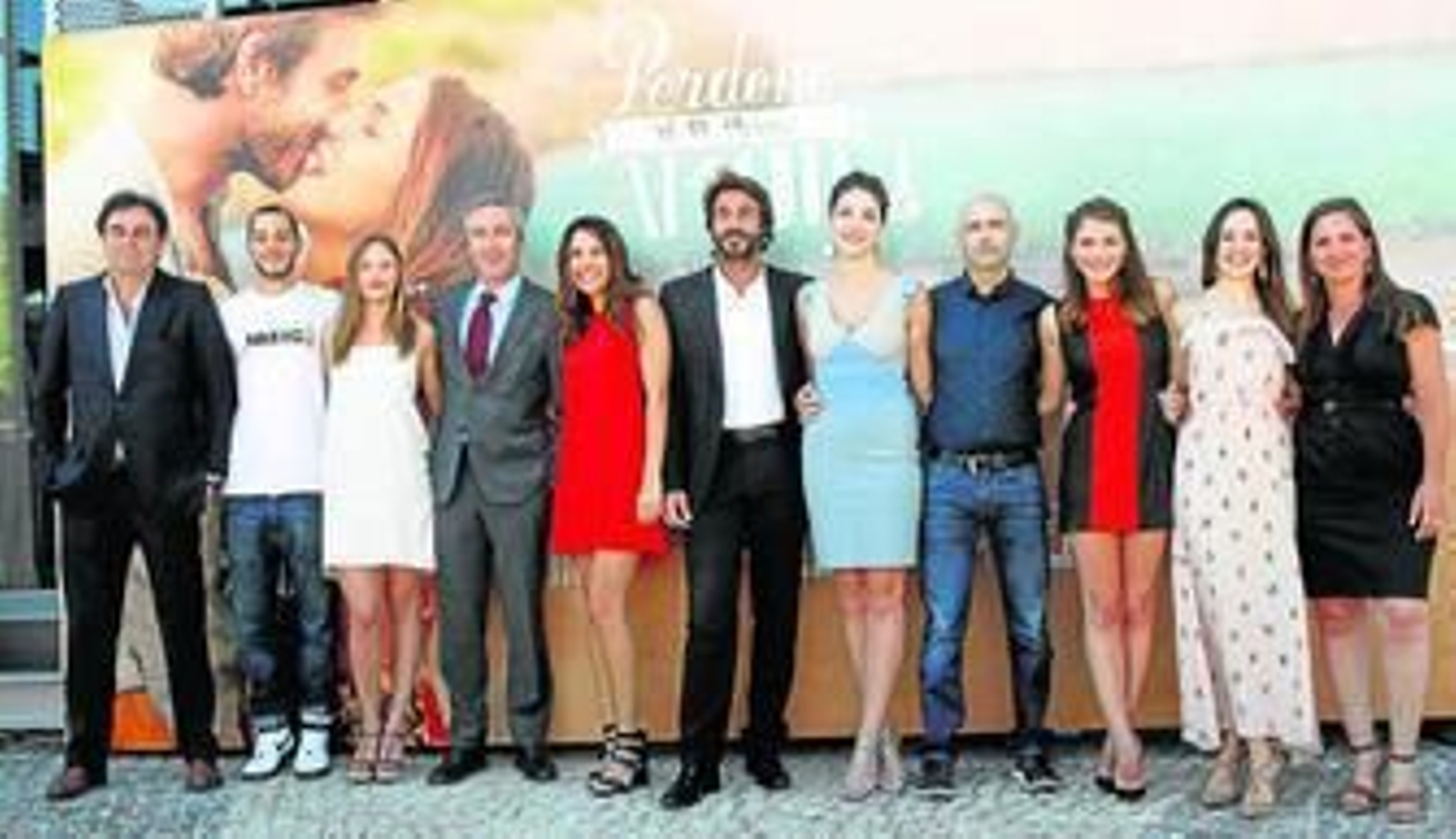 El director debutante Joaquín Llamas (cuarto por la derecha) con el elenco de la película en la presentación.