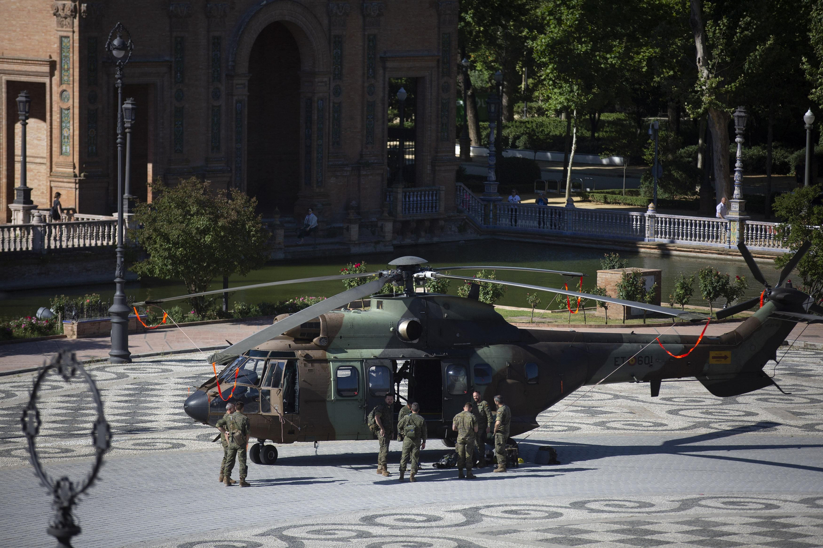 Montaje de la Exposición Estática de las Fuerzas Armadas en el parque de María Luisa