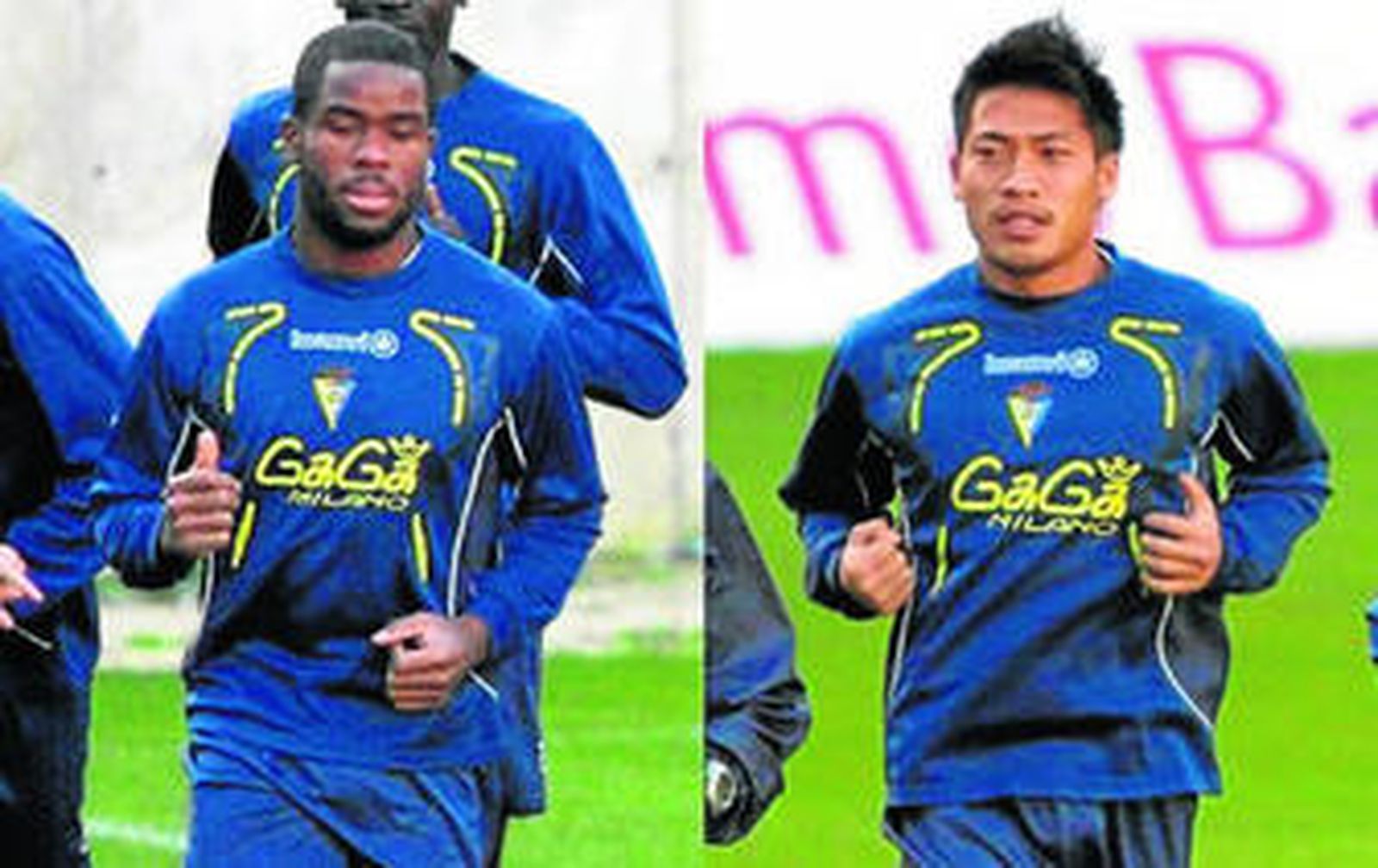 Sitou (i) y Akiba realizan carreras en la sesión de ayer.