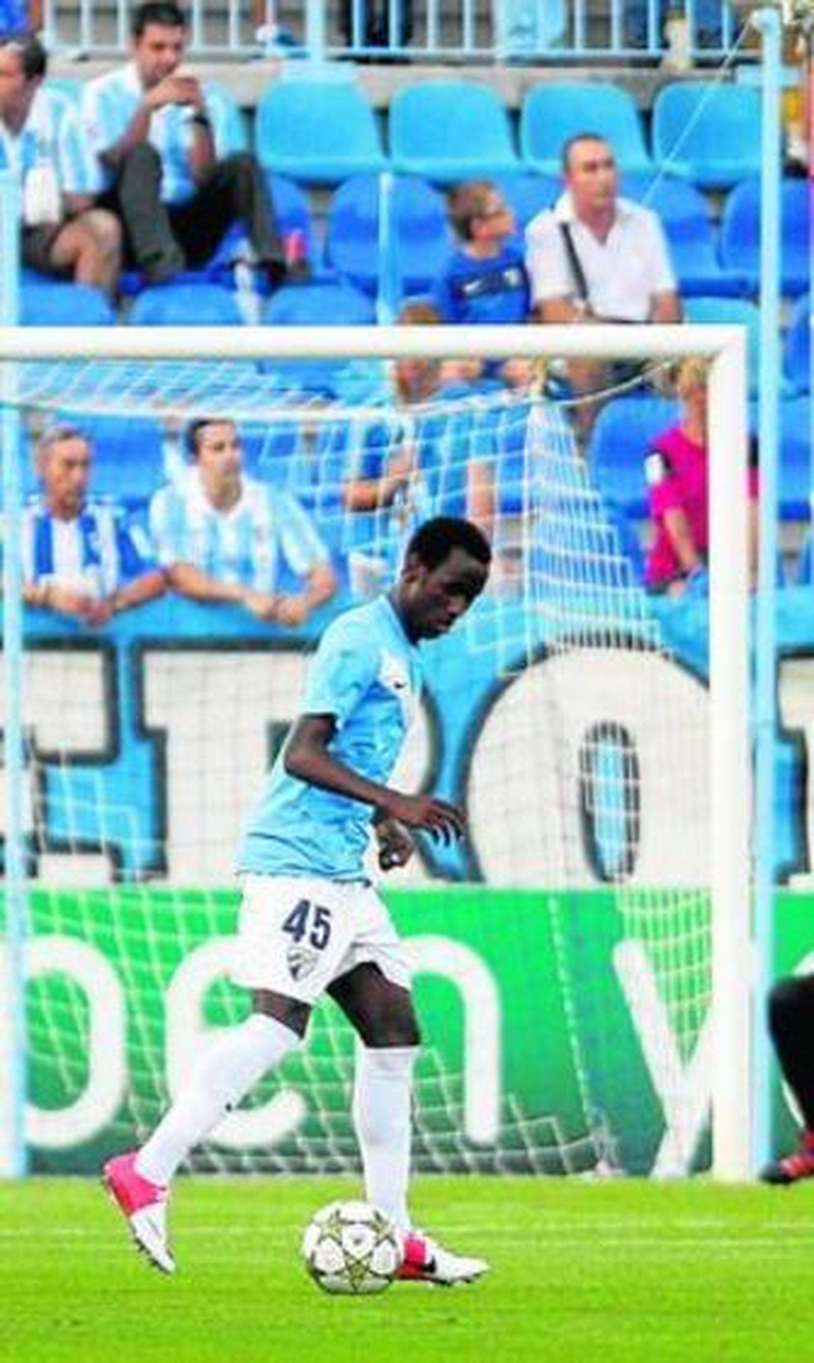Fabrice juguetea con el esférico durante el calentamiento previo al Málaga-Panathinaikos.
