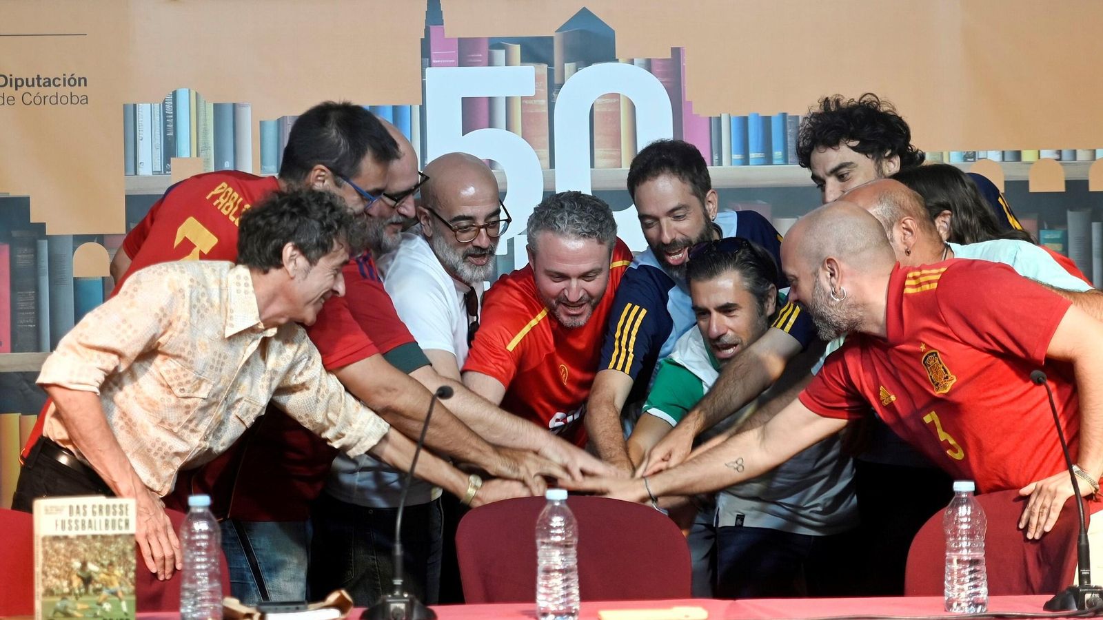 Miembros de La Cervantina hacen su grito de guerra en la Feria del Libro de Córdoba.