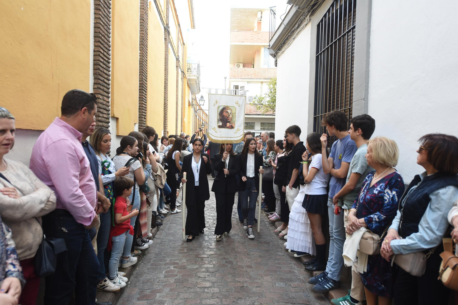 La procesión del colegio Divina Pastora de Córdoba con su Virgen, en imágenes