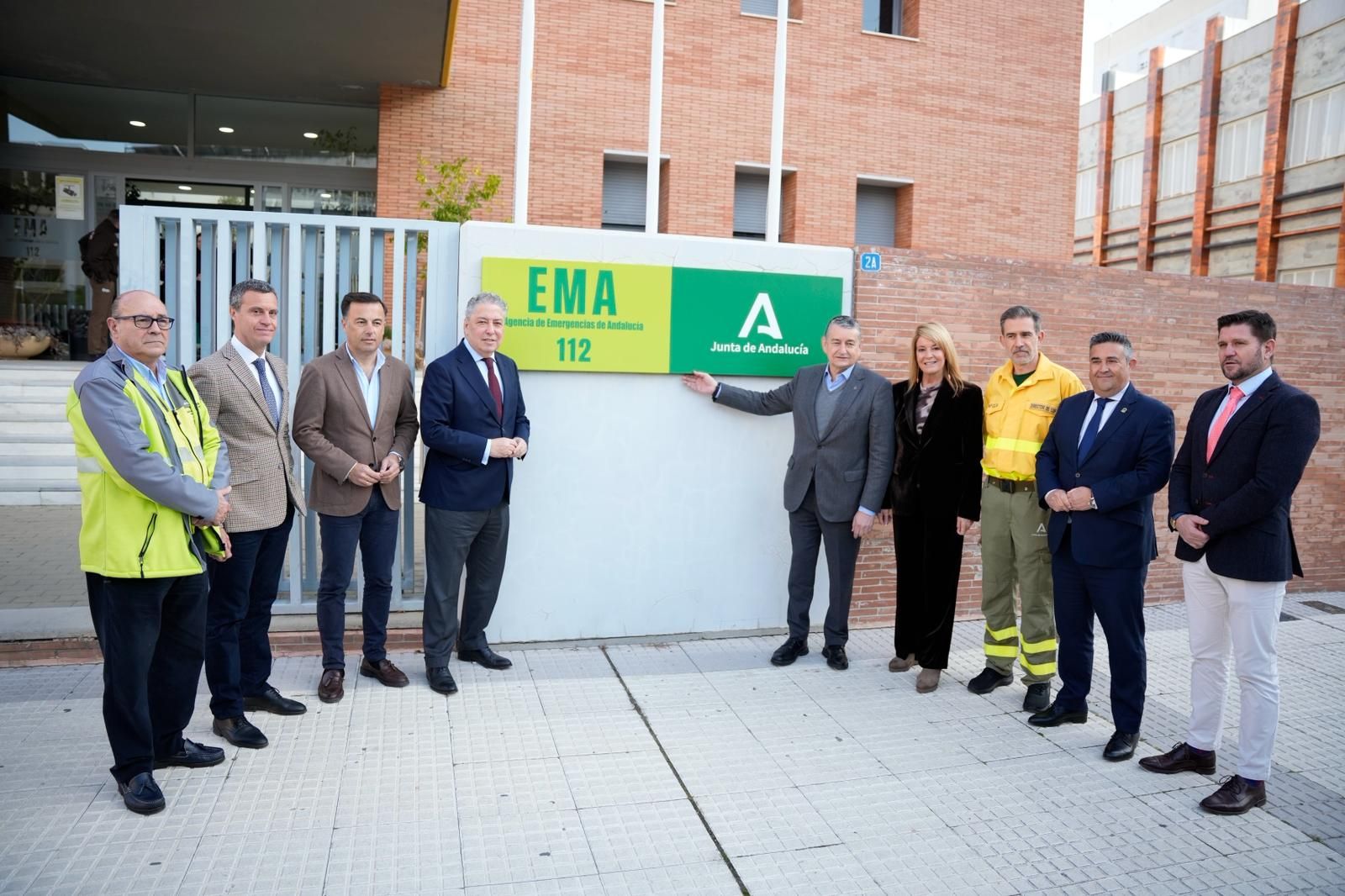 Representantes intitucionales a las puertas de la nueva sede del Servicio de Emergencias en la capital.