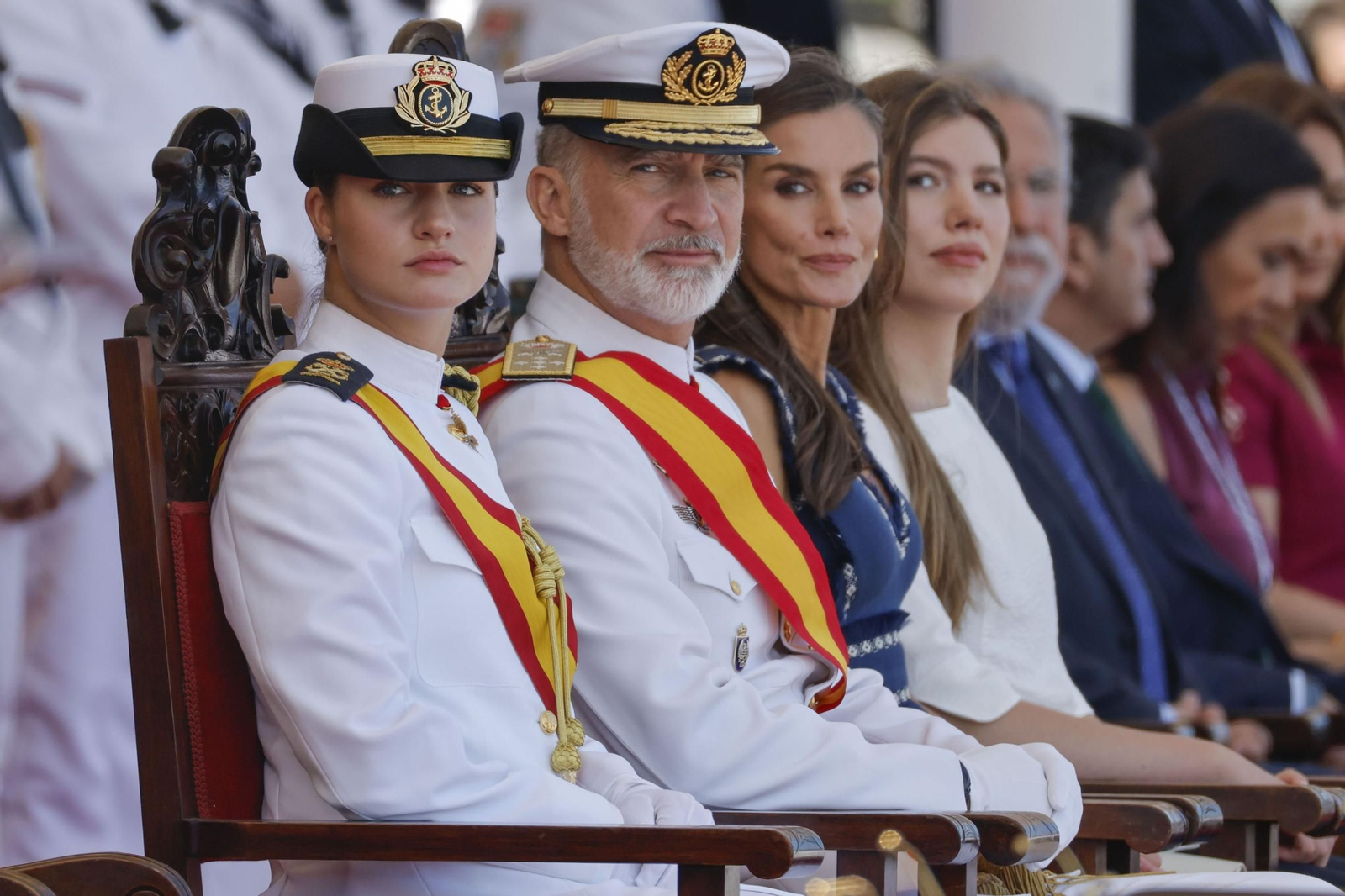 La princesa Leonor termina su formación en la Armada recibiendo de manos de su padre la Cruz al Mérito Naval