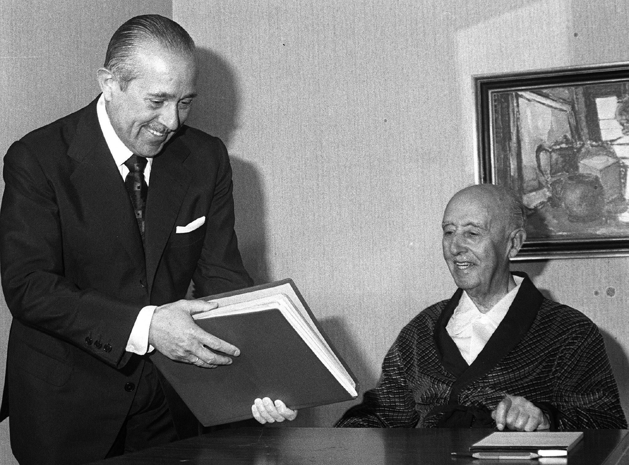 Franco agoniza. El Príncipe se enfrenta al Gobierno por el Sahara