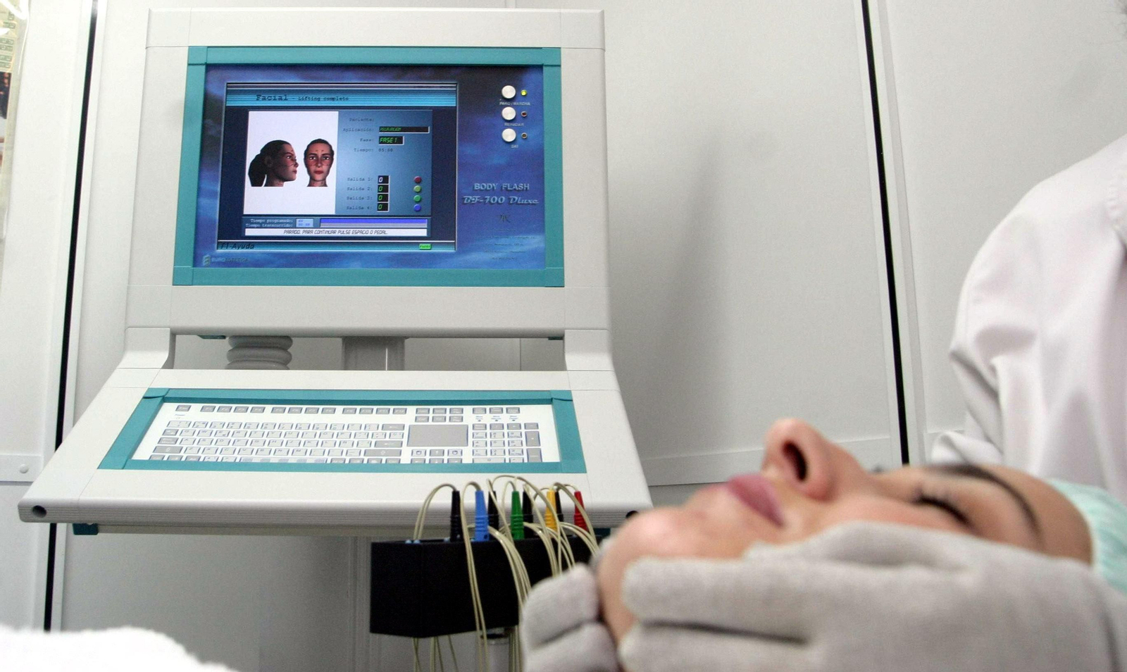 Una mujer en un centro de medicina estética.