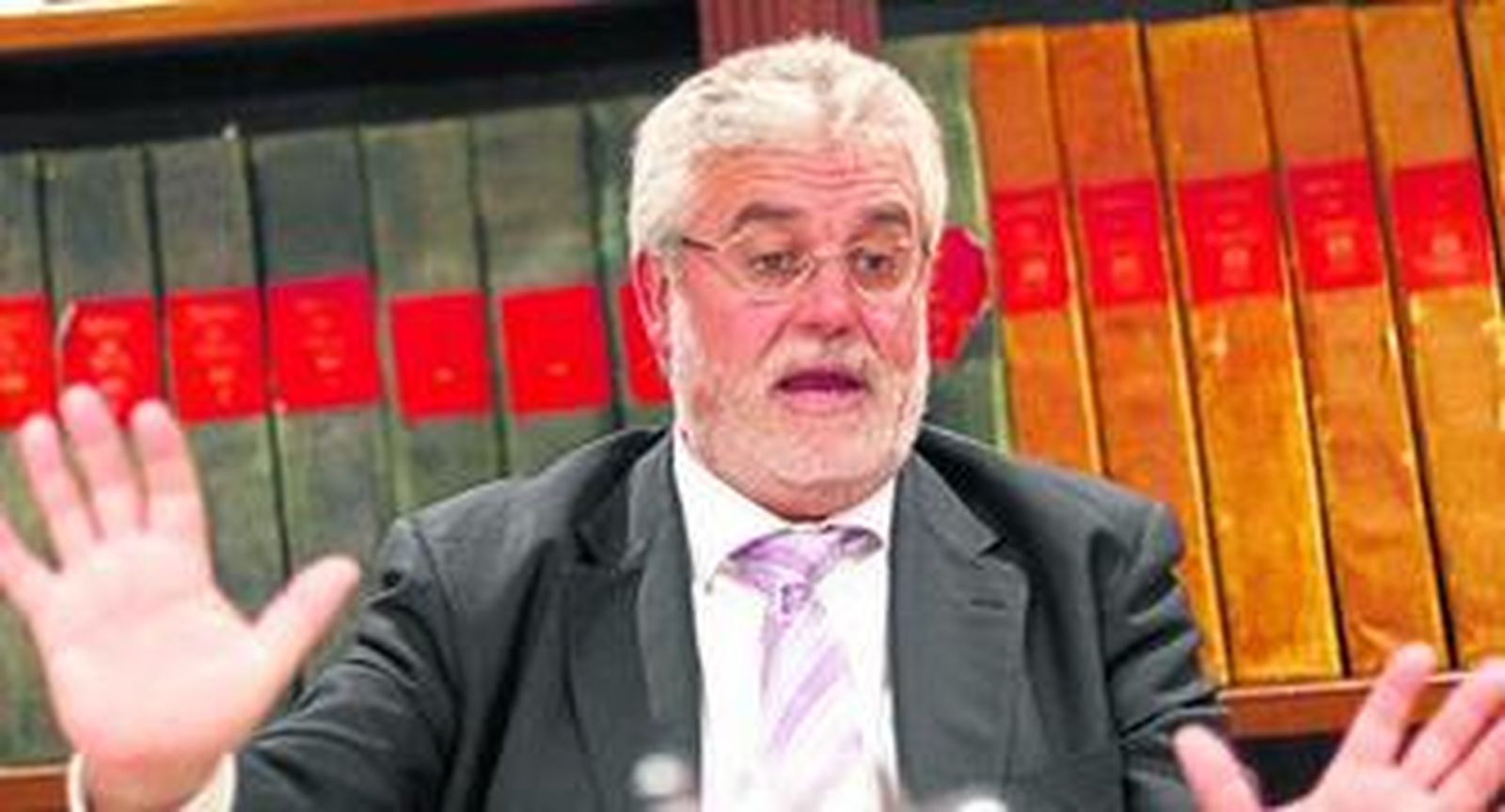 El presidente del Cádiz, Florentino Manzano, ayer en la hemeroteca de Diario de Cádiz.