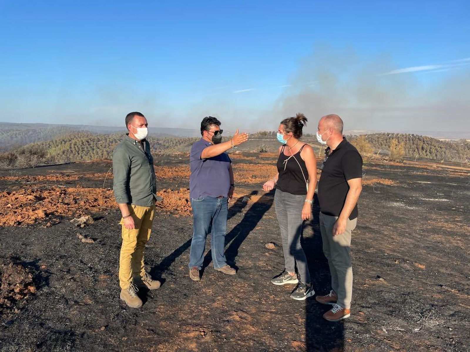Loles López en la tarde de ayer en la zona afectada por el fuego en Villarrasa.