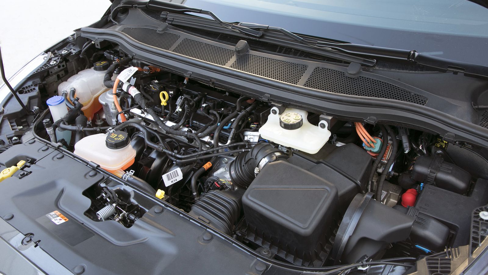 El Ford Kuga recibió un sistema híbrido como el de estos dos monovolúmenes hace, aproximadamente, un año.