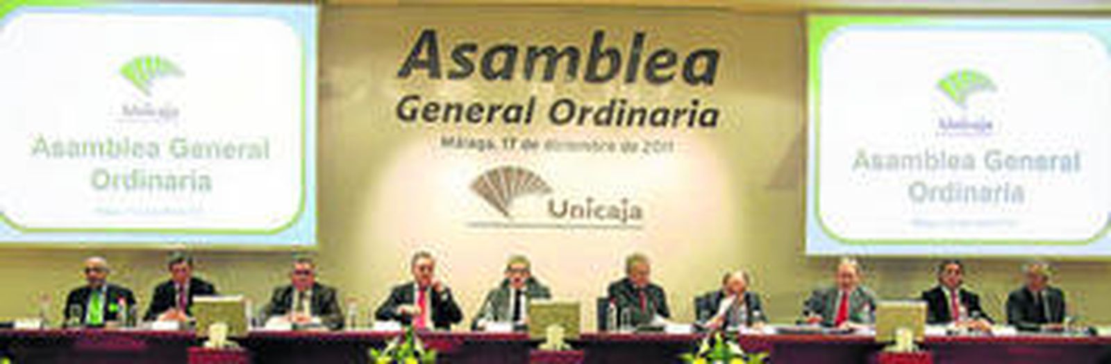 La asamblea celebrada ayer, con Medel en el centro.