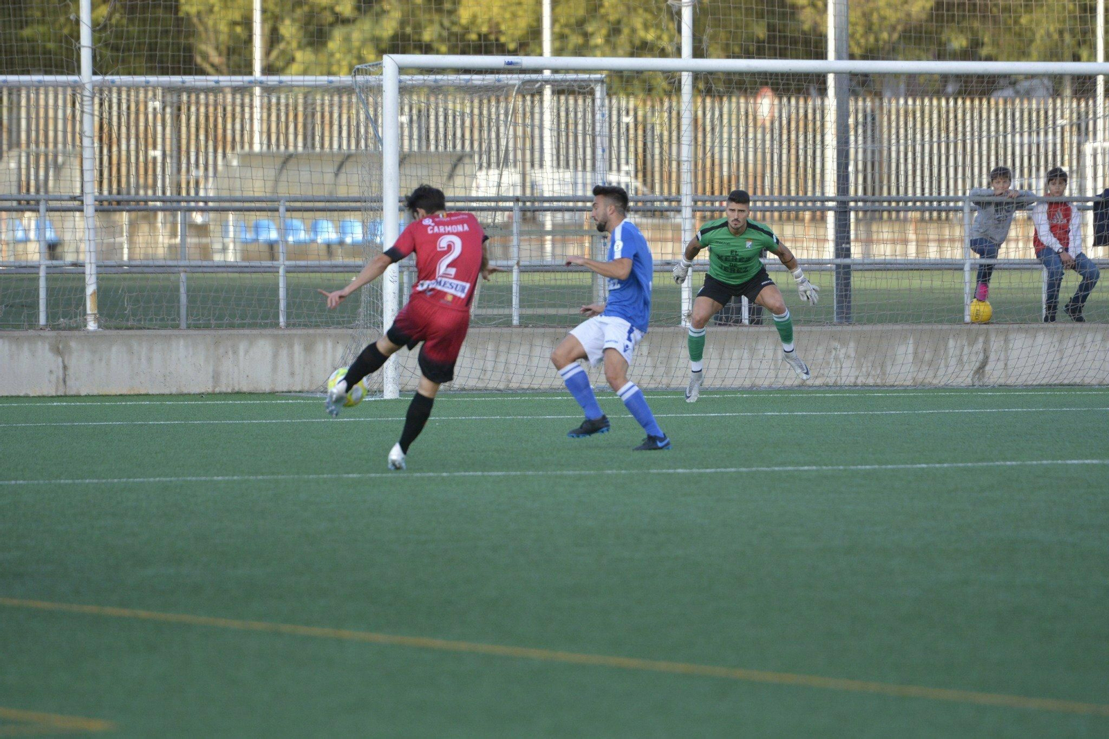 El pontano Carmona dispara sobre el portal del Xerez CD defendido por Miguel.