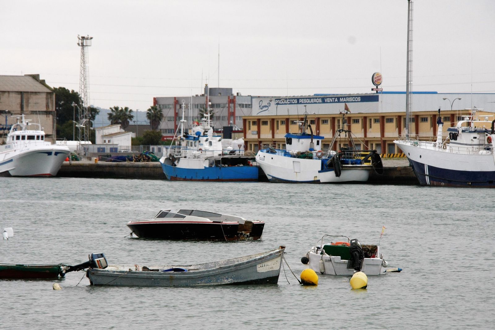 La flota pesquera de El Puerto se encuentra amarrada al muelle.
