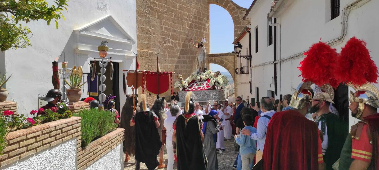 La procesión de Nuestro Padre Jesús Resucitado de Iznájar, en imágenes