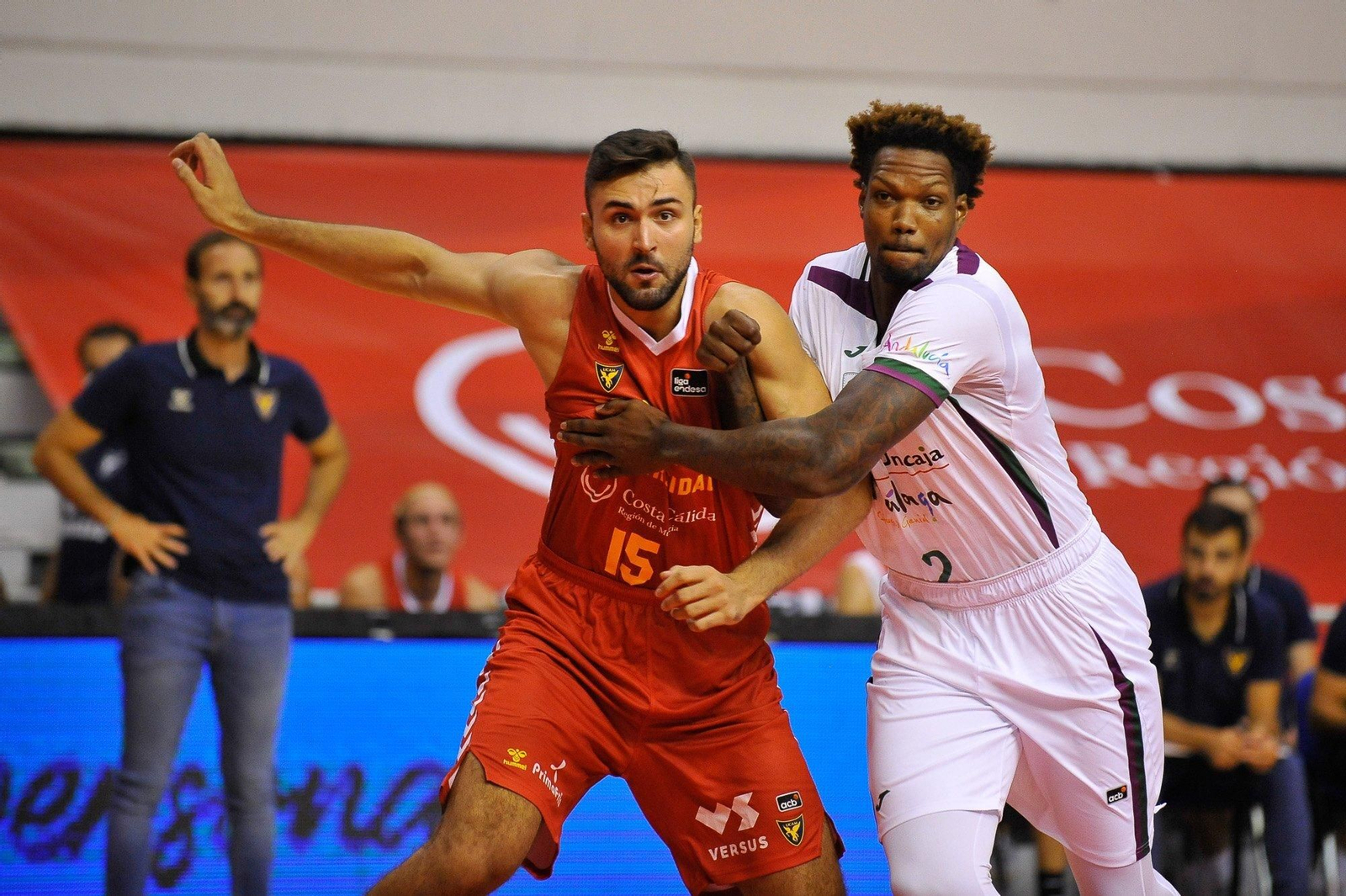 Deon Thompson lucha un rebote con Cate.