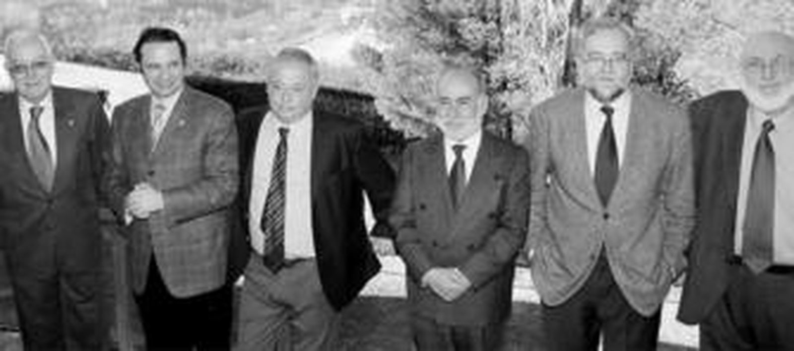 El director de la Academia de España, Víctor García de la Concha (izq.) junto a otros académicos y autoridades castellanas reunidos ayer en Segovia.
