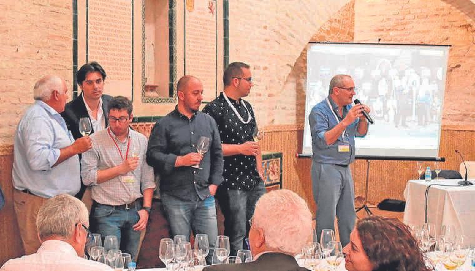 Willy Pérez y Ramiro Ibáñez (De la Riva) en una cata de Vinoble junto a otros jóvenes enólogos del Marco. Willy Pérez y Ramiro Ibáñez (De la Riva) en una cata de Vinoble junto a otros jóvenes enólogos del Marco.