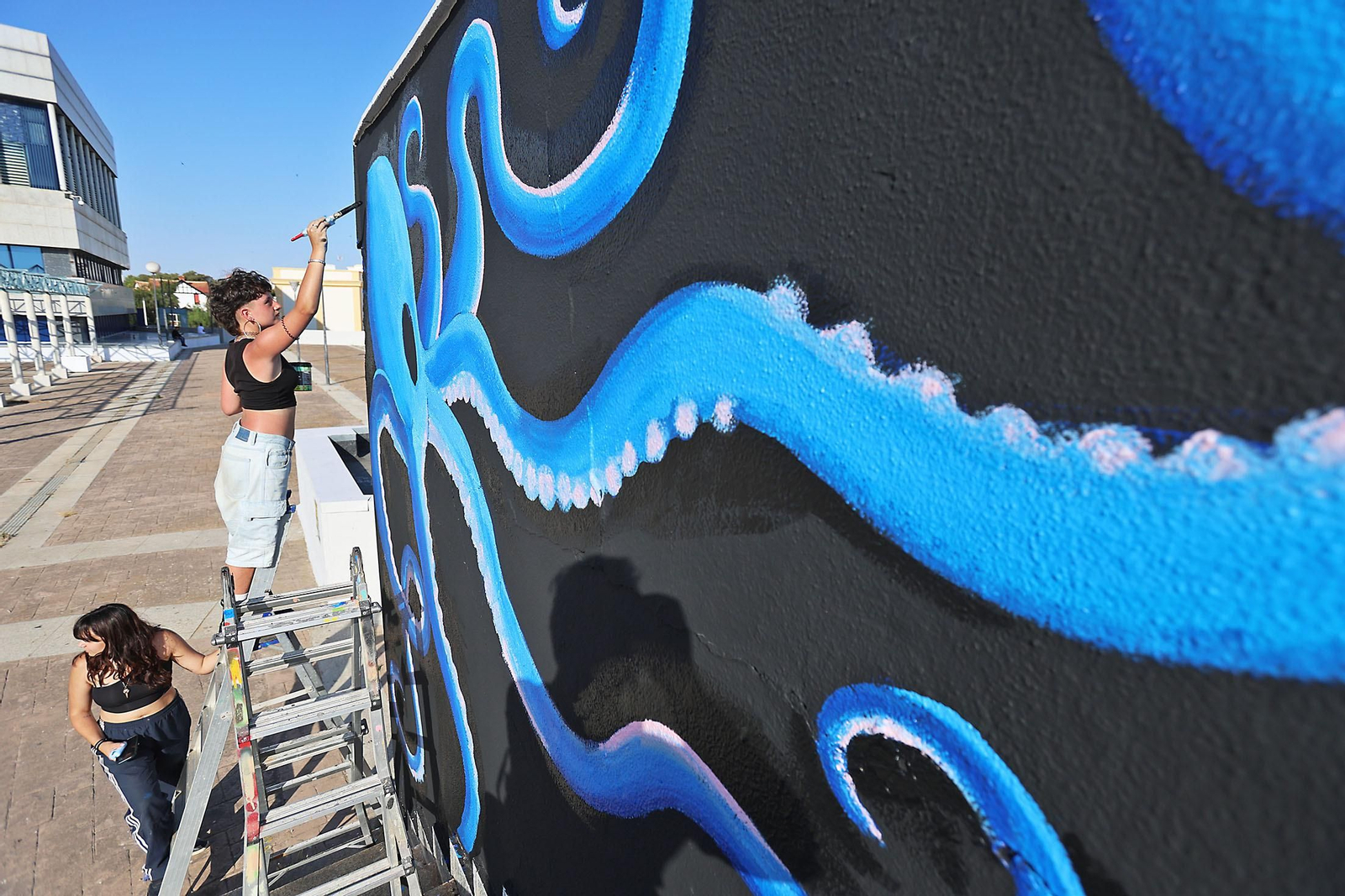 Imágenes de la muestra de arte urbano en la Plaza del Titan de Huelva