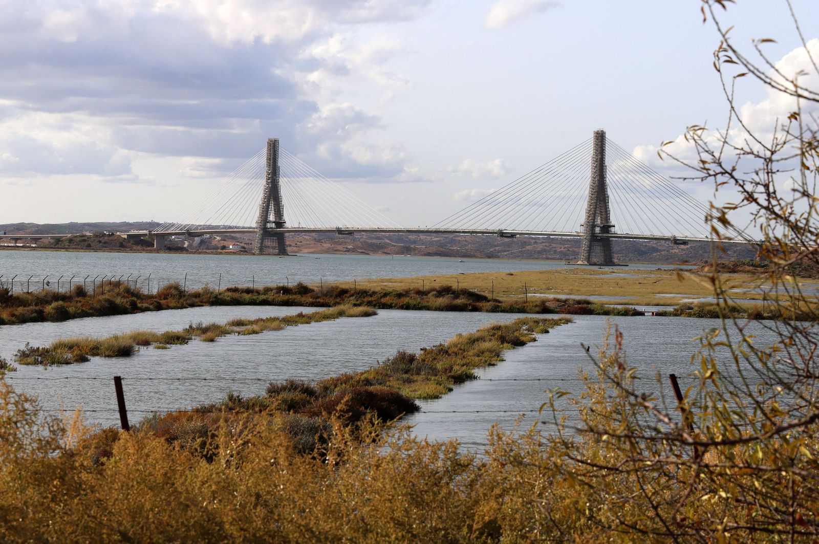 El río Guadiana a su paso por el Puente Internacional que conecta Huelva y Portugal.