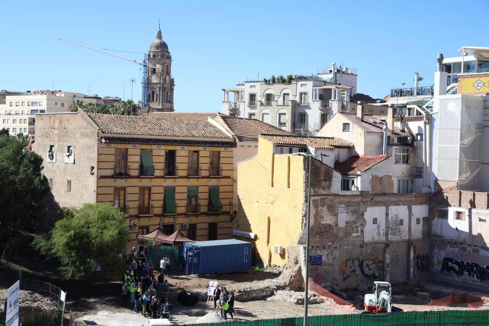 Primera piedra del Neoalbéniz junto a los restos de la muralla musulmana. Primera piedra del Neoalbéniz junto a los restos de la muralla musulmana.