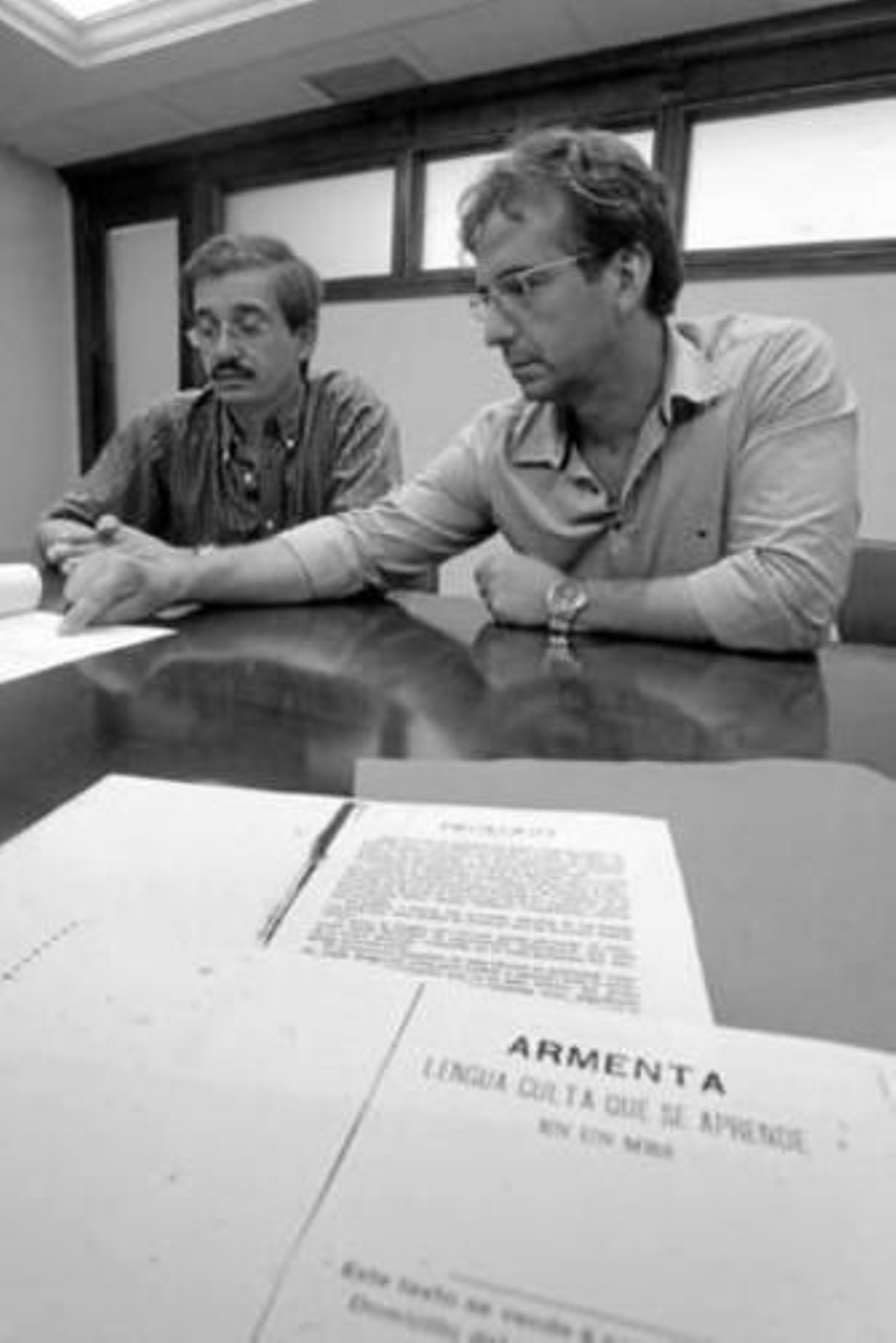 Manuel Correro y Jesús Castro, ayer, junto a copias de la obra creada por Antonio Armenta.